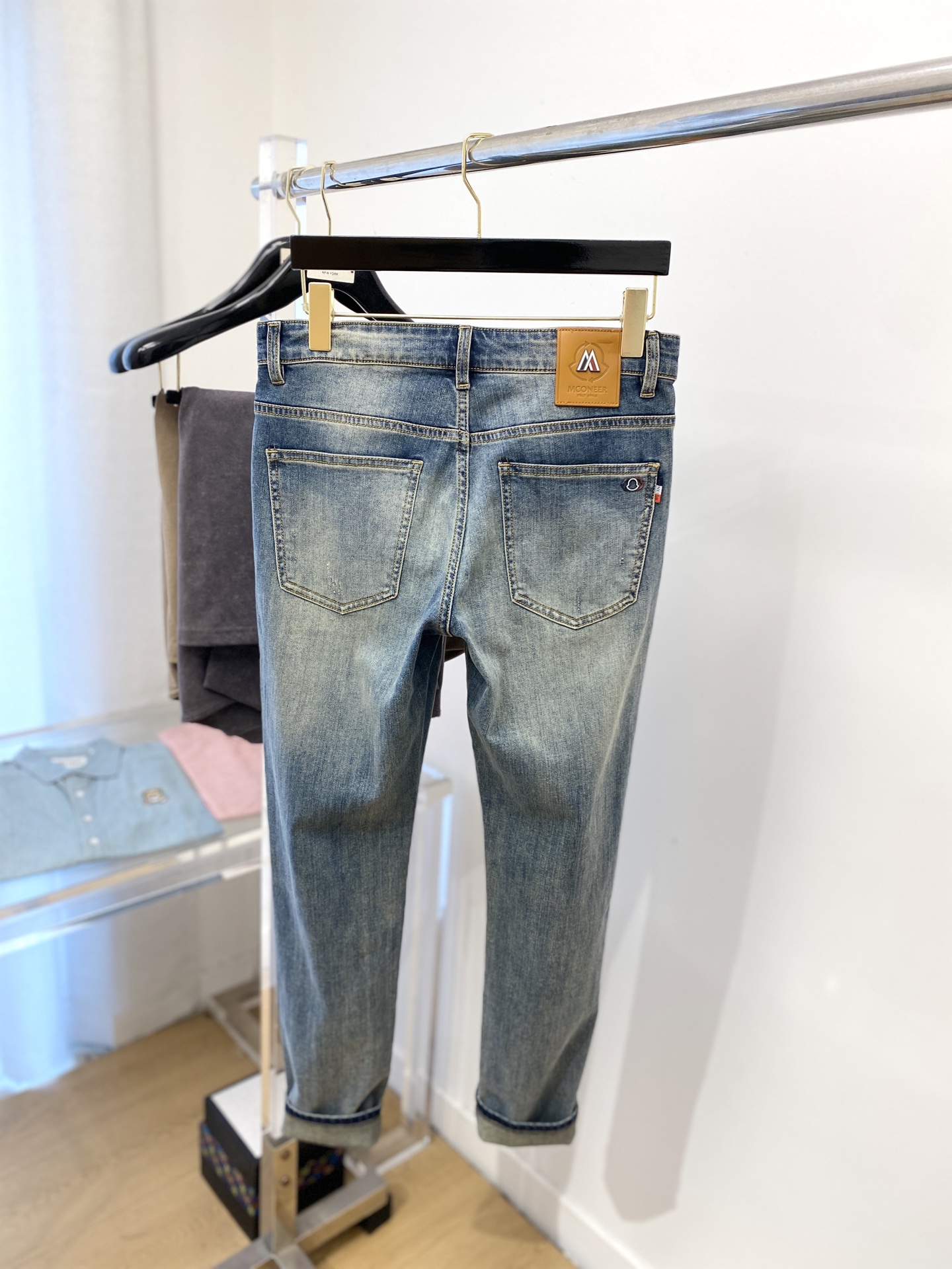蒙口、2025最新品，专柜同步有售，原单狠货，水洗休闲牛仔裤，进口原版水洗弹力面料，舒适有弹性，原版五金