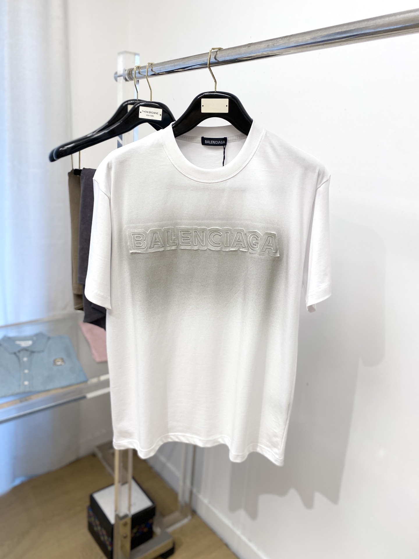 NO:451118,Balenciaga, the latest short-sleeved T-shirt in 2025, handsome and fashionable, exquisite embroidered letter logo on the chest, simple and versatile style. The fabric cotton is not only crisp, maintains the trendy silhouette, but also comfortable to wear, and the yarn is more delicate, S-XXL, balenciaga, T-shirt, tees, t-shirt, alexander wang19860909巴黎世家、2025最新款短袖T恤,帅气时尚,胸前精致刺绣字母logo,简约百搭款.面料棉 不仅挺括,保持潮流的廓形,又穿着舒适,纱织更细腻,码数S-XXL,,balenciaga,T-shirt,tees，t-shirt,alexander wang,Men's clothing