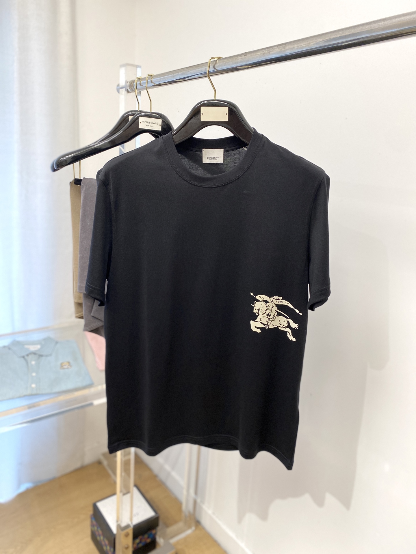 NO:452953,Burberry, the latest short-sleeved T-shirt in 2025, handsome and fashionable, top-grade printed pattern logo under the clothes, simple and versatile style. The fabric cotton is not only crisp, maintains the trendy silhouette, but also comfortable to wear, and the yarn is more delicate, S-XXL, burberry, T-shirt, tees, t-shirt, alexander wang19860909巴宝莉、2025最新款短袖T恤,帅气时尚,衣下顶级印花图案logo,简约百搭款.面料棉 不仅挺括,保持潮流的廓形,又穿着舒适,纱织更细腻,码数S-XXL,,burberry,T-shirt,tees，t-shirt,alexander wang,Men's clothing