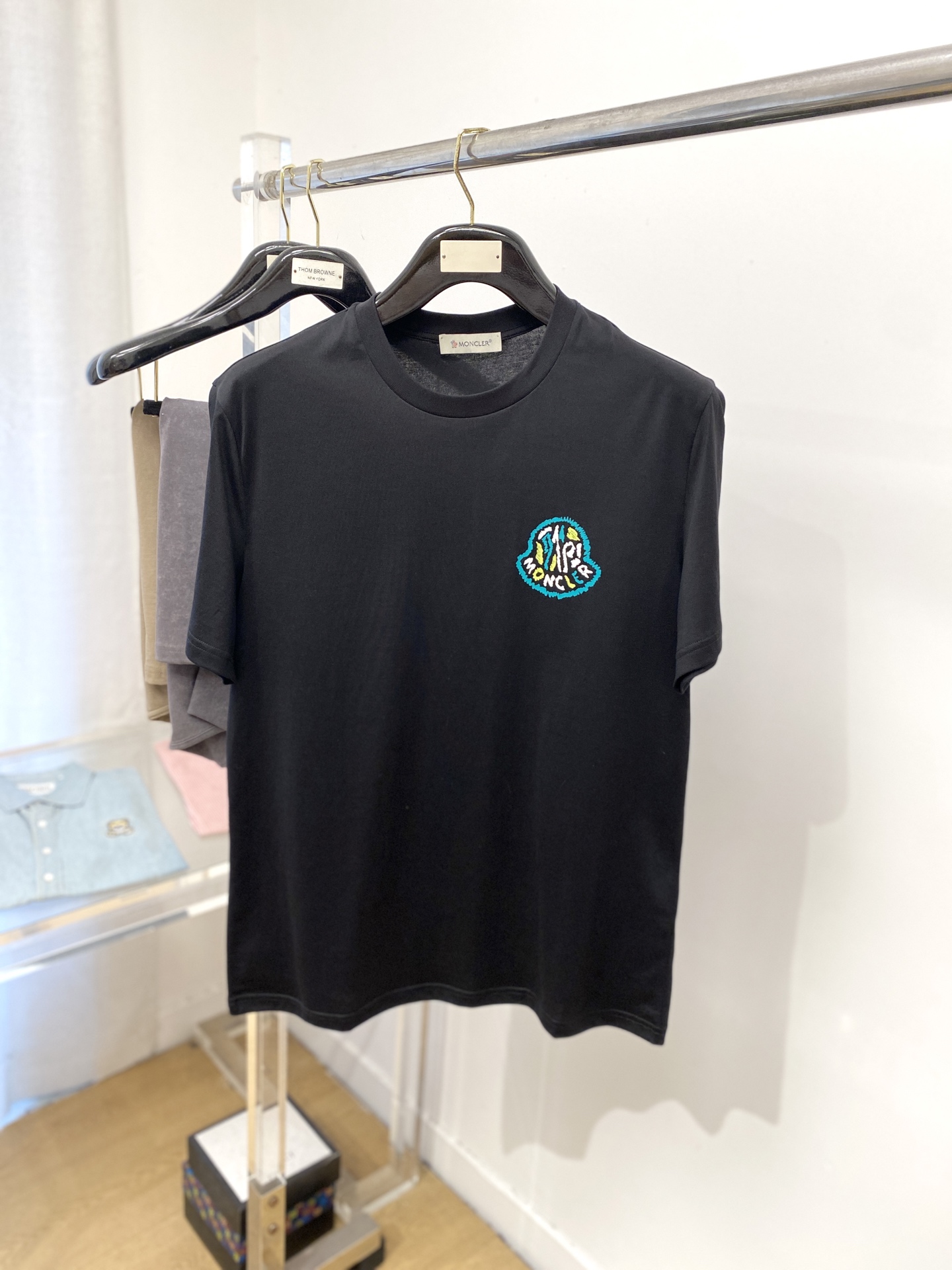 NO:451101,The latest short-sleeved T-shirt in 2025, handsome and fashionable, top-grade printed pattern logo on the chest, simple and versatile style. The fabric cotton is not only crisp, maintains the trendy silhouette, but also comfortable to wear, and the yarn is more delicate, S-XXL, Moncler, T-shirt, tees, t-shirt, alexander wang19860909蒙口、2025最新款短袖T恤,帅气时尚,胸前顶级印花图案logo,简约百搭款.面料棉 不仅挺括,保持潮流的廓形,又穿着舒适,纱织更细腻,码数S-XXL,,Moncler,T-shirt,tees，t-shirt,alexander wang,Men's clothing