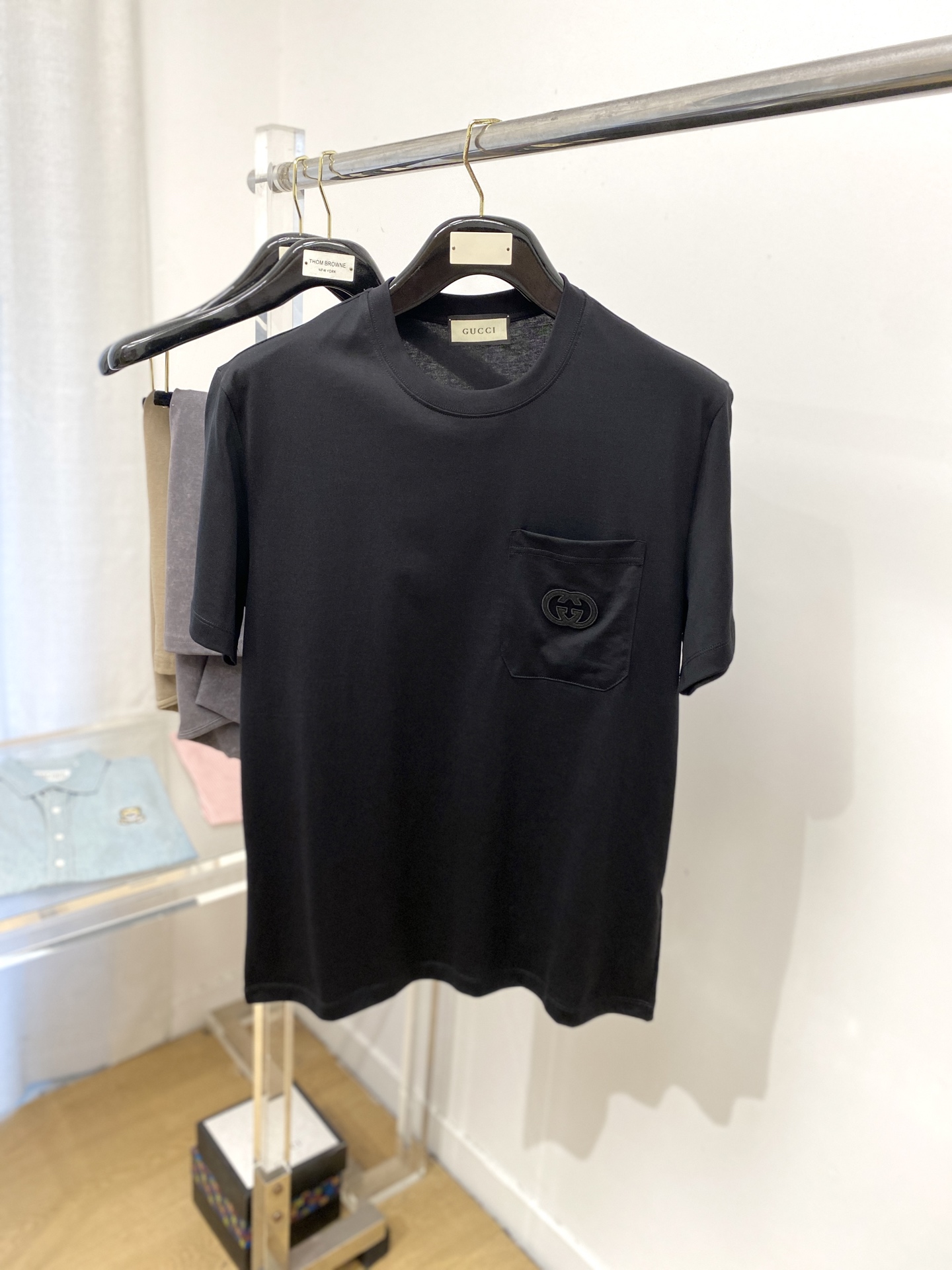 NO:451109,Guqi, the latest short-sleeved T-shirt in 2025, handsome and fashionable, exquisite embroidered letter logo on the chest, simple and versatile style. The fabric cotton is not only crisp, maintains the trendy silhouette, but also comfortable to wear, and the yarn is more delicate, the number M-3XL, T-shirt,tees, t-shirt,alexander wang19860909古奇、2025最新款短袖T恤,帅气时尚,胸前精致刺绣字母logo,简约百搭款.面料棉 不仅挺括,保持潮流的廓形,又穿着舒适,纱织更细腻,码数M-3XL,,T-shirt,tees，t-shirt,alexander wang,Men's clothing