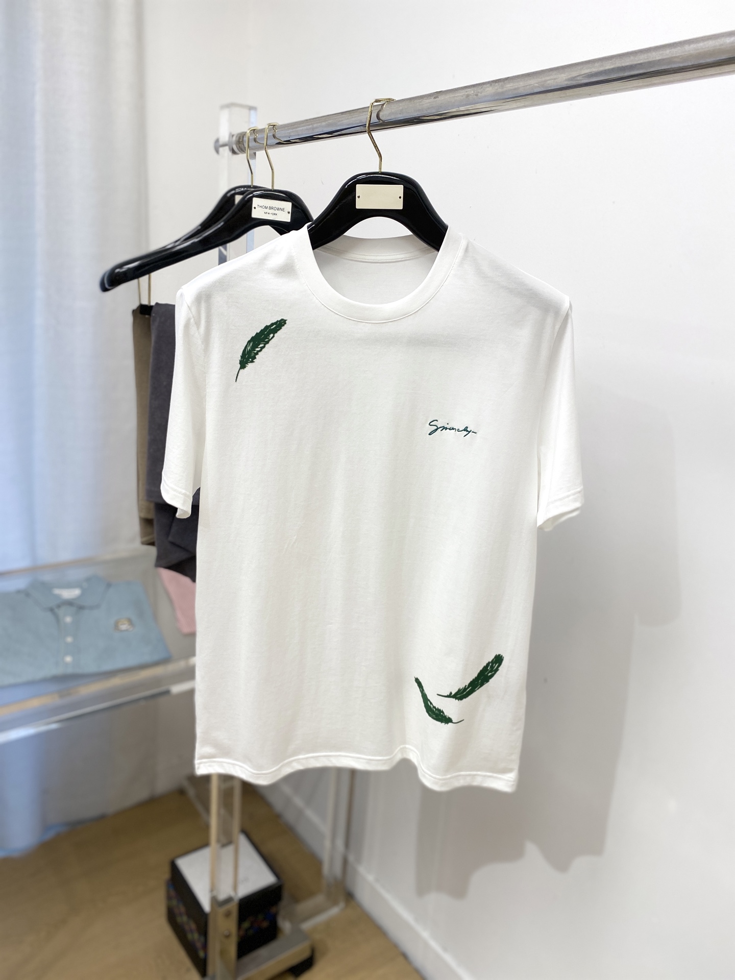 NO:451115,Givenchy, the latest short-sleeved T-shirt in 2025, handsome and fashionable, exquisite embroidered letter logo on the chest, simple and versatile style. The fabric cotton is not only crisp, maintains the trendy silhouette, but also comfortable to wear, and the yarn is more delicate, the number M-3XL, given, T-shirt, tees, t-shirt, alexander wang19860909纪梵希、2025最新款短袖T恤,帅气时尚,胸前精致刺绣字母logo,简约百搭款.面料棉 不仅挺括,保持潮流的廓形,又穿着舒适,纱织更细腻,码数M-3XL,,givenchy,T-shirt,tees，t-shirt,alexander wang,Men's clothing