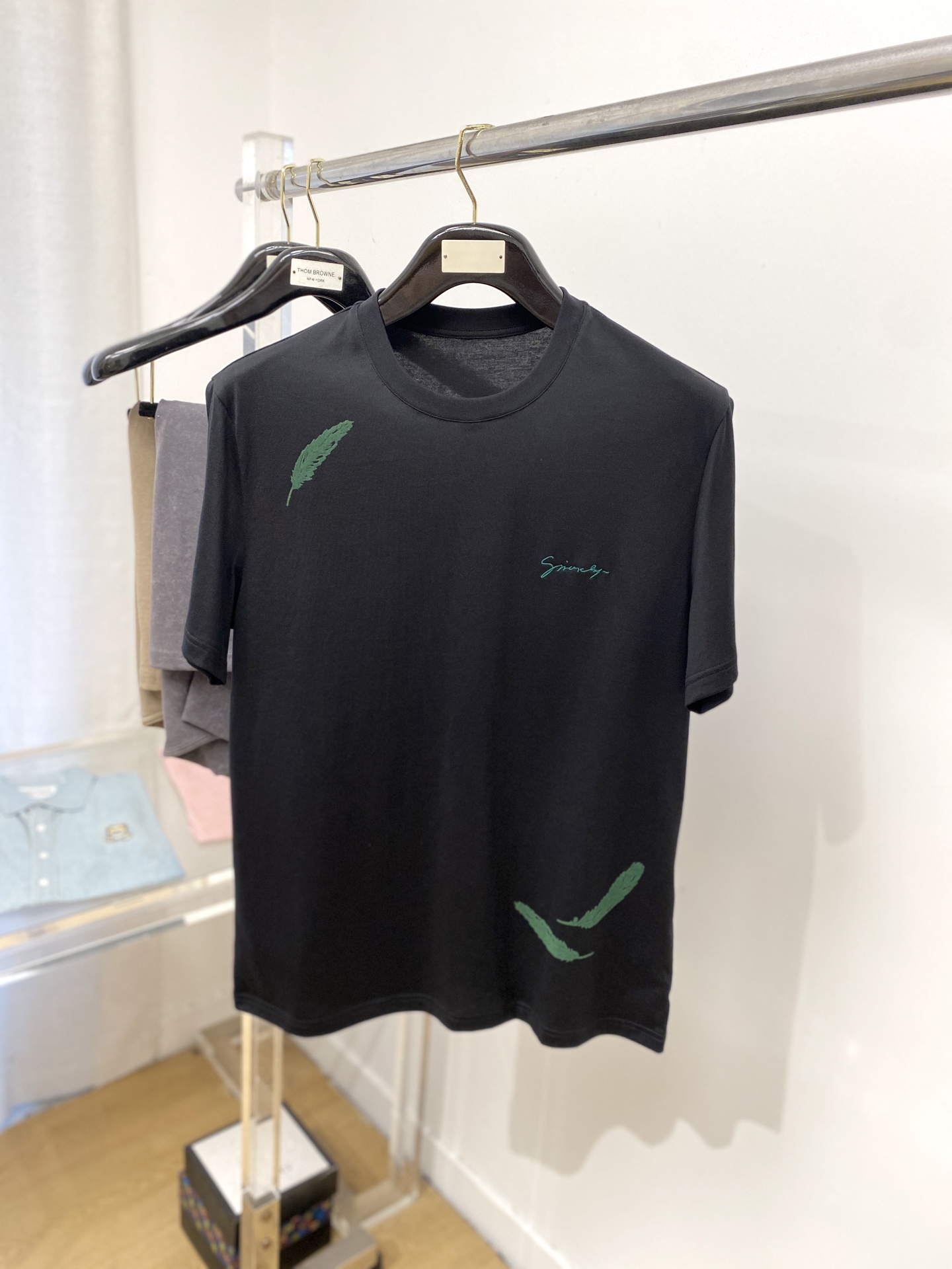 NO:451119,Givenchy, the latest short-sleeved T-shirt in 2025, handsome and fashionable, exquisite embroidered letter logo on the chest, simple and versatile style. The fabric cotton is not only crisp, maintains the trendy silhouette, but also comfortable to wear, and the yarn is more delicate, the number M-3XL, given, loro piana, T-shirt, tees, t-shirt, alexander wang19860909纪梵希、2025最新款短袖T恤,帅气时尚,胸前精致刺绣字母logo,简约百搭款.面料棉 不仅挺括,保持潮流的廓形,又穿着舒适,纱织更细腻,码数M-3XL,,givenchy,loro piana,T-shirt,tees，t-shirt,alexander wang,Men's clothing