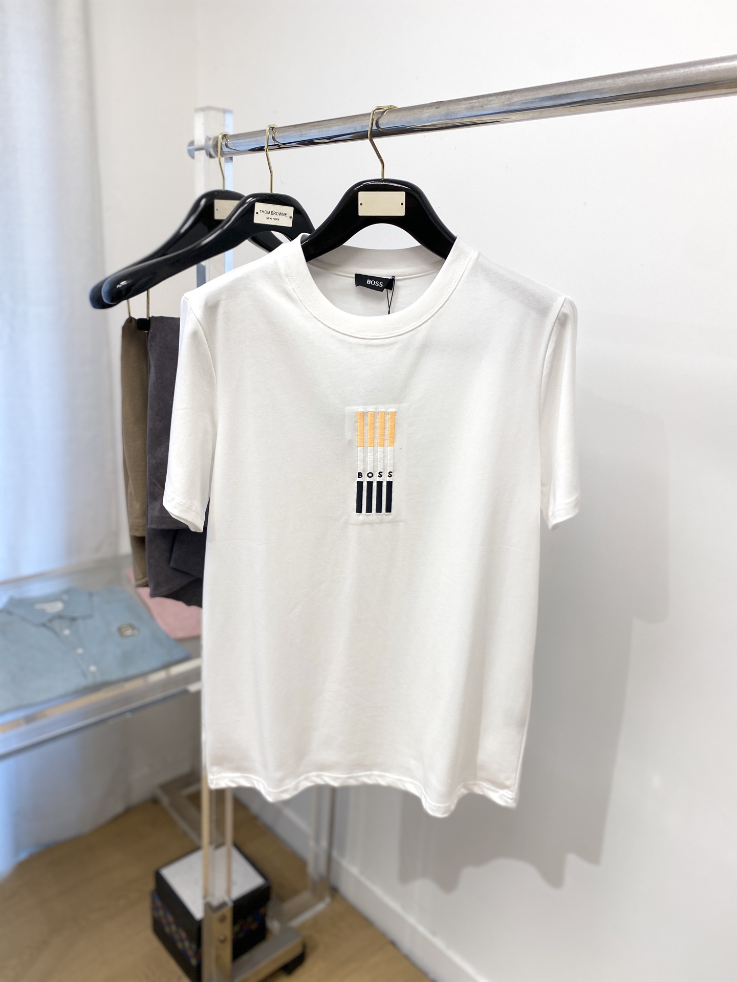 NO:451171,BOSS, the latest short-sleeved T-shirt in 2025, handsome and fashionable, exquisite embroidered pattern letter logo on the chest, simple and versatile style. The fabric cotton is not only crisp, maintains the trendy silhouette, but also comfortable to wear, and the yarn is more delicate, S-XXL, T-shirt,tees, t-shirt,alexander wang19860909BOSS、2025最新款短袖T恤,帅气时尚,胸口精致刺绣图案字母logo,简约百搭款.面料棉 不仅挺括,保持潮流的廓形,又穿着舒适,纱织更细腻,码数S-XXL,,T-shirt,tees，t-shirt,alexander wang,Men's clothing