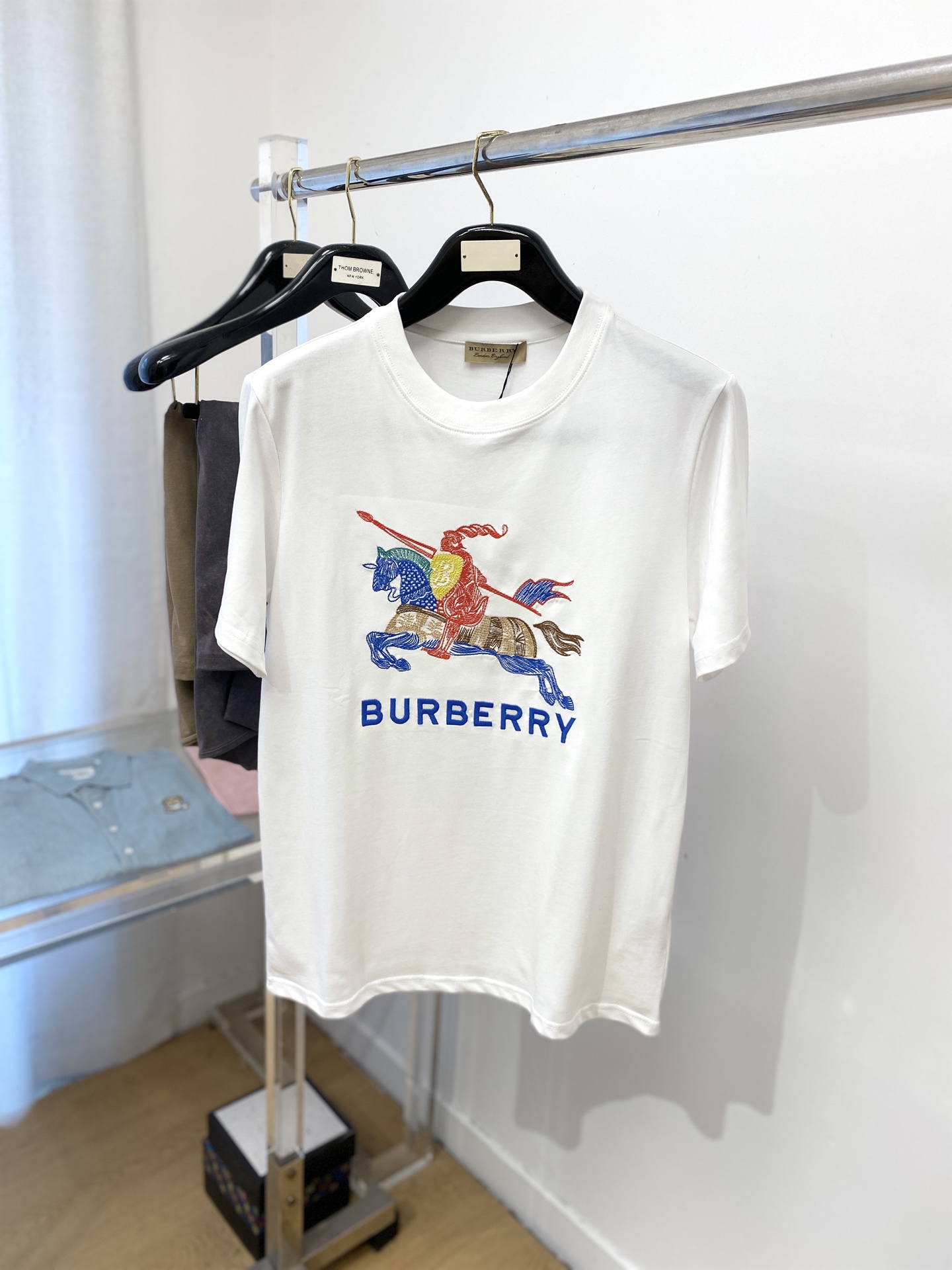 NO:451176,Burberry, the latest short-sleeved T-shirt in 2025, handsome and fashionable, exquisite embroidered pattern letter logo on the chest, simple and versatile style. The fabric cotton is not only crisp, maintains the trendy silhouette, but also comfortable to wear, and the yarn is more delicate, S-XXL, burberry, T-shirt, tees, t-shirt, alexander wang19860909巴宝莉、2025最新款短袖T恤,帅气时尚,胸口精致刺绣图案字母logo,简约百搭款.面料棉 不仅挺括,保持潮流的廓形,又穿着舒适,纱织更细腻,码数S-XXL,,burberry,T-shirt,tees，t-shirt,alexander wang,Men's clothing