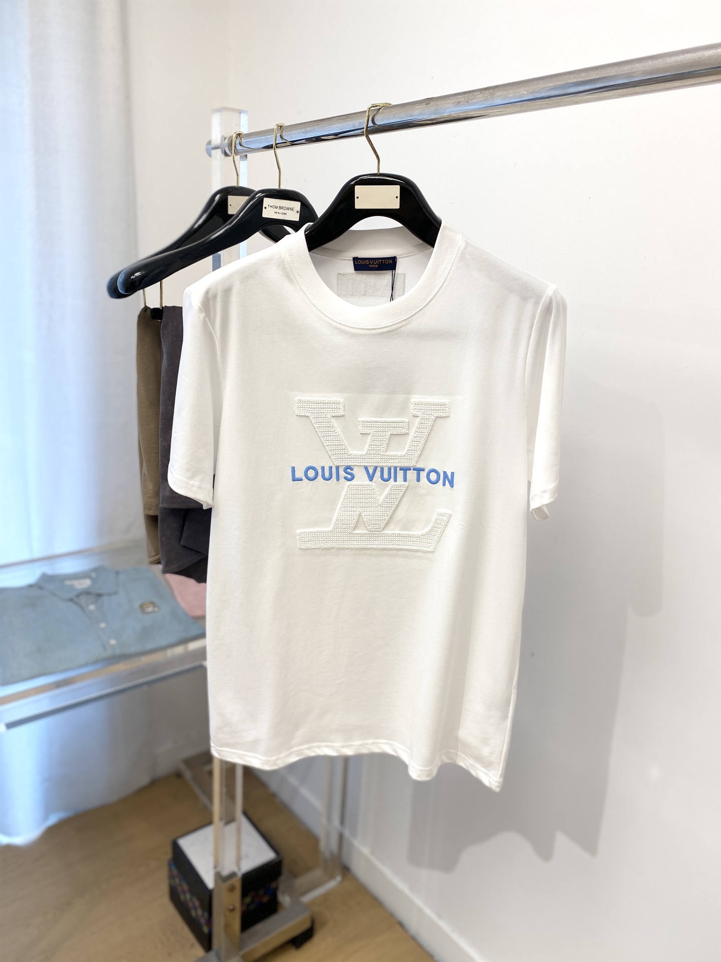 NO:451181,Louis Vuitton, the latest short-sleeved T-shirt in 2025, handsome and fashionable, exquisite embroidered letter logo on the chest, simple and versatile style. The fabric cotton is not only crisp, maintains the trendy silhouette, but also comfortable to wear, and the yarn is more delicate, S-XXL,,louis vuitton, T-shirt,tees, t-shirt,alexander wang19860909路易威登、2025最新款短袖T恤,帅气时尚,胸口精致刺绣字母logo,简约百搭款.面料棉 不仅挺括,保持潮流的廓形,又穿着舒适,纱织更细腻,码数S-XXL,,louis vuitton,T-shirt,tees，t-shirt,alexander wang,Men's clothing