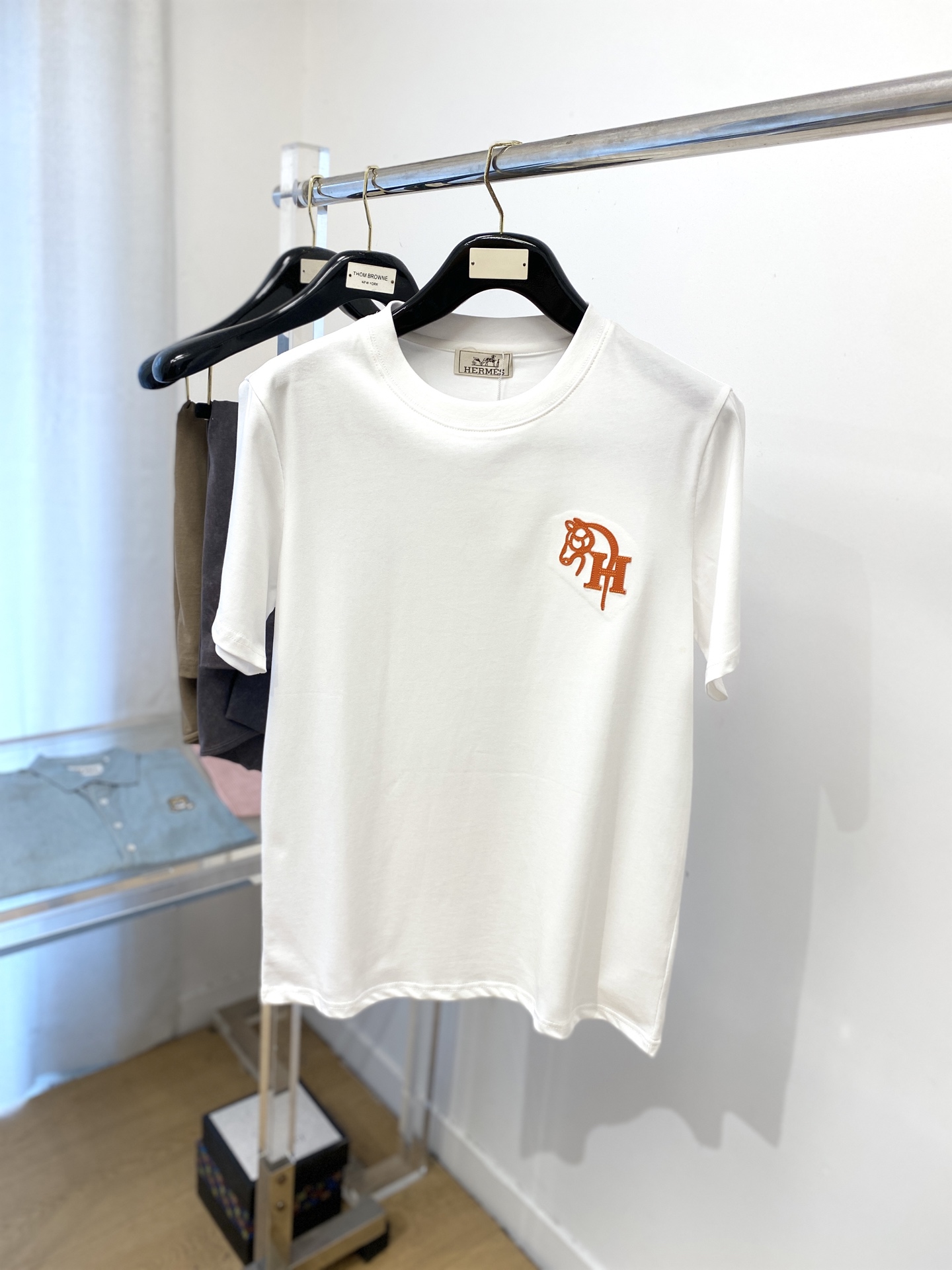 NO:451186,Hermes, the latest short-sleeved T-shirt in 2025, handsome and fashionable, exquisite embroidered decorative pattern logo on the chest, simple and versatile style. The fabric cotton is not only crisp, maintains the trendy silhouette, but also comfortable to wear, and the yarn is more delicate, S-XXL, hermes, T-shirt, tees, t-shirt, alexander wang19860909爱马仕、2025最新款短袖T恤,帅气时尚,胸前精致刺绣装饰图案logo,简约百搭款.面料棉 不仅挺括,保持潮流的廓形,又穿着舒适,纱织更细腻,码数S-XXL,,hermes,T-shirt,tees，t-shirt,alexander wang,Men's clothing