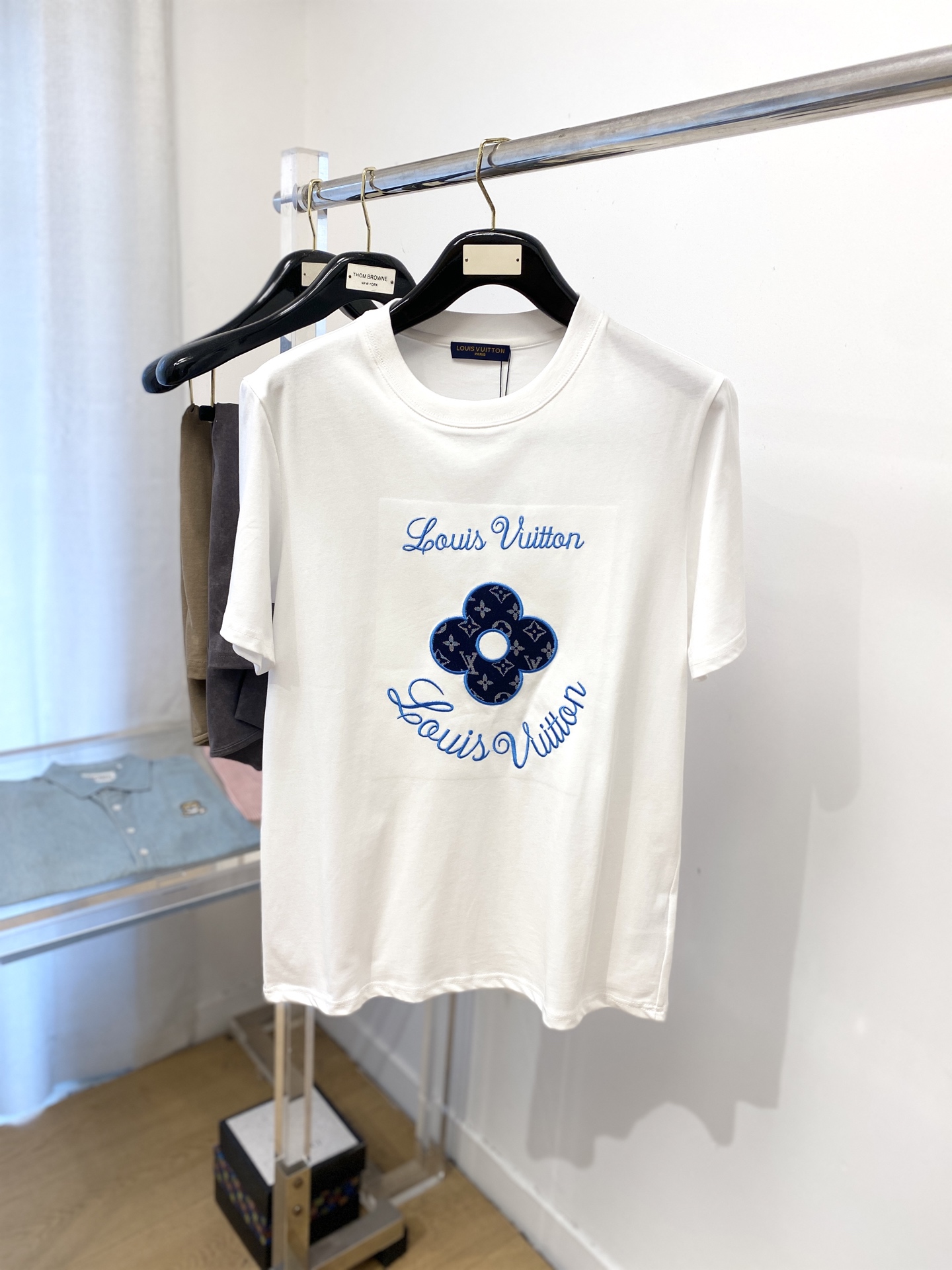 NO:451191,Louis Vuitton, the latest short-sleeved T-shirt in 2025, handsome and fashionable, exquisite embroidered pattern letter logo on the chest, simple and versatile style. The fabric cotton is not only crisp, maintains the trendy silhouette, but also comfortable to wear, and the yarn is more delicate, S-XXL,,louis vuitton, T-shirt,tees, t-shirt,alexander wang19860909路易威登、2025最新款短袖T恤,帅气时尚,胸前精致刺绣图案字母logo,简约百搭款.面料棉 不仅挺括,保持潮流的廓形,又穿着舒适,纱织更细腻,码数S-XXL,,louis vuitton,T-shirt,tees，t-shirt,alexander wang,Men's clothing