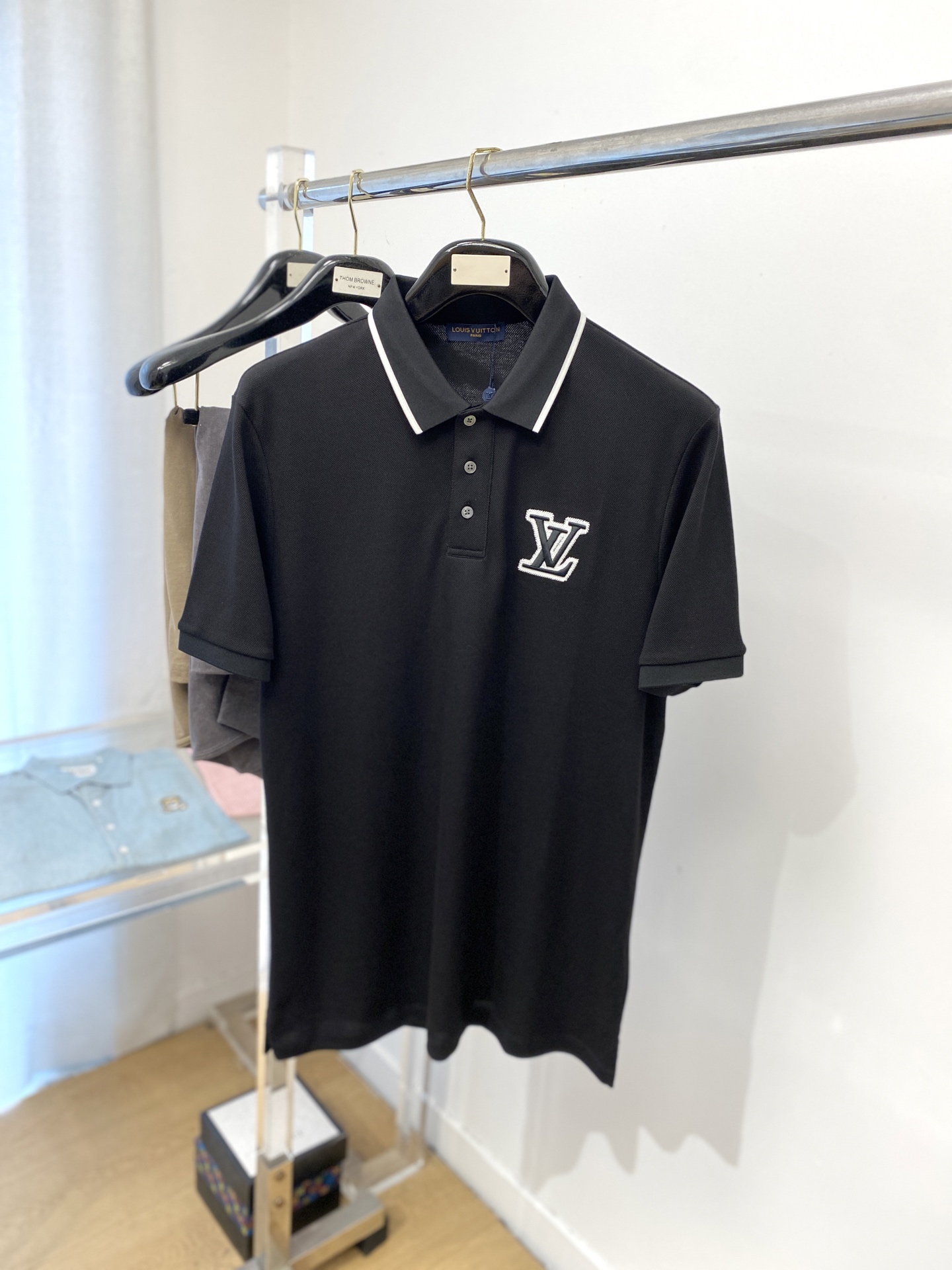 NO:451152,Louis Vuitton, the latest short-sleeved T-shirt in 2025, handsome and fashionable, exquisite embroidered letter logo on the chest, simple and versatile style. The fabric cotton is not only crisp, maintains the trendy silhouette, and is also comfortable to wear, and the yarn is more delicate, the number M-3Xl, louis vuitton, T-shirt, tees, t-shirt, alexander wang19860909路易威登、2025最新款短袖T恤,帅气时尚,胸前精致刺绣字母logo,简约百搭款.面料棉 不仅挺括,保持潮流的廓形,又穿着舒适,纱织更细腻,码数M-3Xl,,louis vuitton,T-shirt,tees，t-shirt,alexander wang,Men's clothing