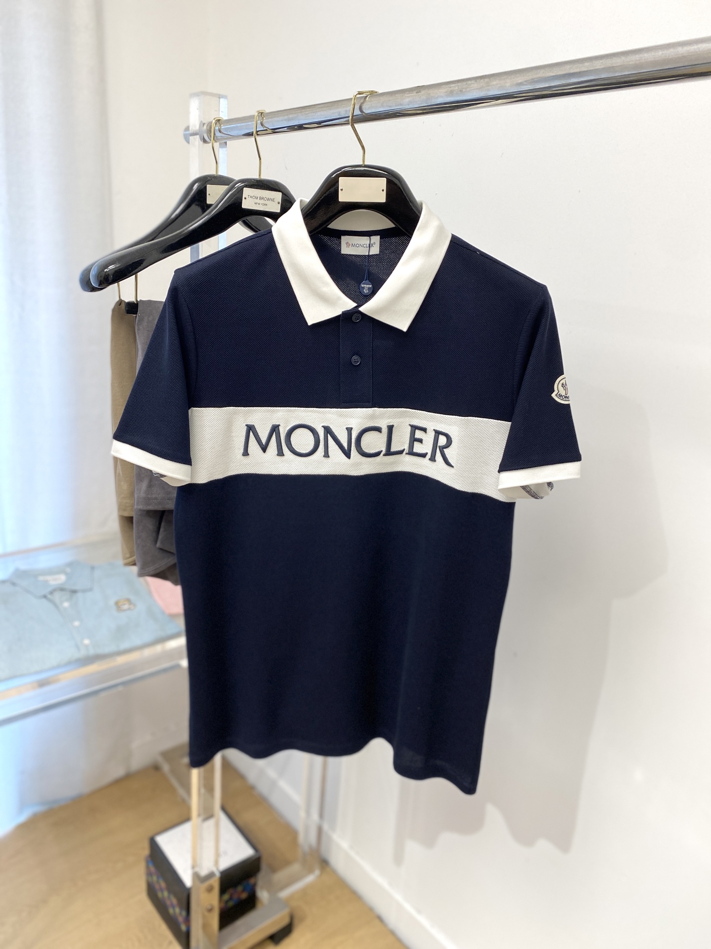 NO:451157,The latest short-sleeved T-shirt in 2025, handsome and fashionable, exquisite embroidered letter logo under the clothes, simple and versatile style. The fabric cotton is not only crisp, maintains the trendy silhouette, and is comfortable to wear, and the yarn is more delicate. The number M-3XL, loro piana, Moncler, T-shirt, tees, t-shirt, alexander wang19860909蒙口、2025最新款短袖T恤,帅气时尚,衣下精致刺绣字母logo,简约百搭款.面料棉 不仅挺括,保持潮流的廓形,又穿着舒适,纱织更细腻,码数M-3XL,,loro piana,Moncler,T-shirt,tees，t-shirt,alexander wang,Men's clothing