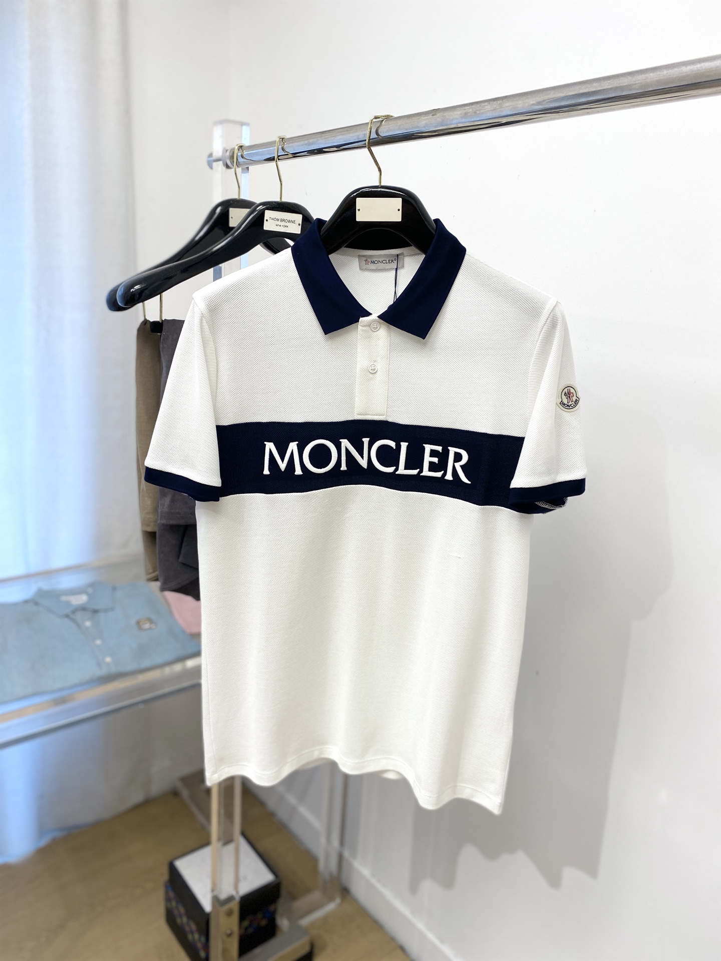 NO:451162,The latest short-sleeved T-shirt in 2025, handsome and fashionable, exquisite embroidered letter logo under the clothes, simple and versatile style. The fabric cotton is not only crisp, maintains the trendy silhouette, but also comfortable to wear, and the yarn is more delicate, the number M-3XL, Moncler, T-shirt, tees, t-shirt, alexander wang19860909蒙口、2025最新款短袖T恤,帅气时尚,衣下精致刺绣字母logo,简约百搭款.面料棉 不仅挺括,保持潮流的廓形,又穿着舒适,纱织更细腻,码数M-3XL,,Moncler,T-shirt,tees，t-shirt,alexander wang,Men's clothing