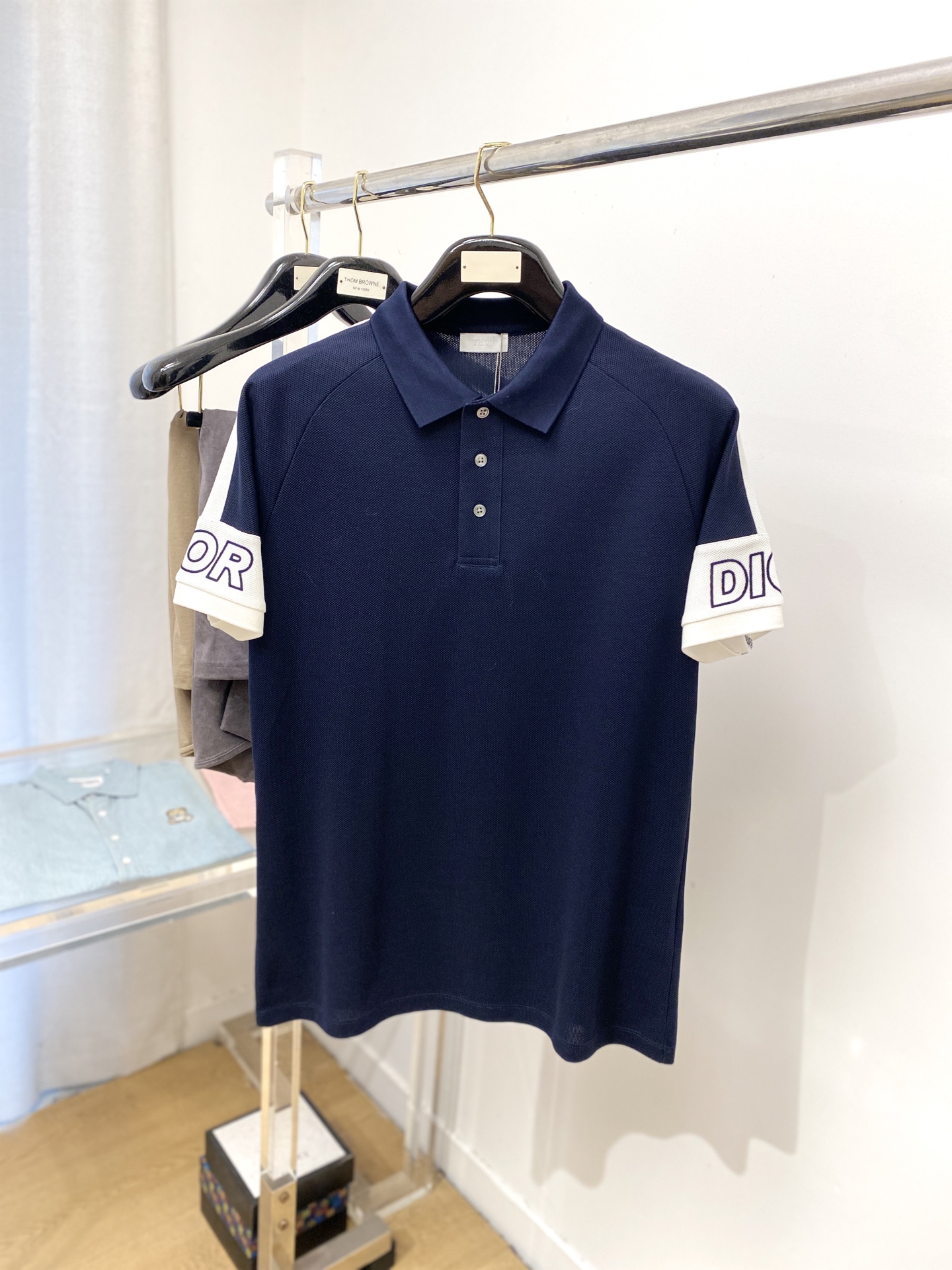 NO:451167,Dior, the latest short-sleeved T-shirt in 2025, handsome and fashionable, exquisite embroidered letter logo with cuffs, simple and versatile style. The fabric cotton is not only crisp, maintains the trendy silhouette, but also comfortable to wear, and the yarn is more delicate, the number M-3XL, dior, T-shirt, tees, t-shirt, alexander wang19860909迪奥、2025最新款短袖T恤,帅气时尚,袖口精致刺绣字母logo,简约百搭款.面料棉 不仅挺括,保持潮流的廓形,又穿着舒适,纱织更细腻,码数M-3XL,,dior,T-shirt,tees，t-shirt,alexander wang,Men's clothing