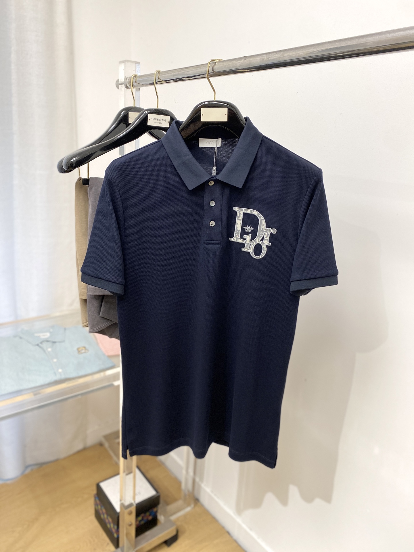 NO:451172,Dior, the latest short-sleeved T-shirt in 2025, handsome and fashionable, exquisite embroidered pattern letter logo on the chest, simple and versatile style. The fabric cotton is not only crisp, maintains the trendy silhouette, and is comfortable to wear, and the yarn is more delicate, the number M-3XL, dior, T-shirt, tees, t-shirt, alexander wang19860909迪奥、2025最新款短袖T恤,帅气时尚,胸前精致刺绣图案字母logo,简约百搭款.面料棉 不仅挺括,保持潮流的廓形,又穿着舒适,纱织更细腻,码数M-3XL,,dior,T-shirt,tees，t-shirt,alexander wang,Men's clothing