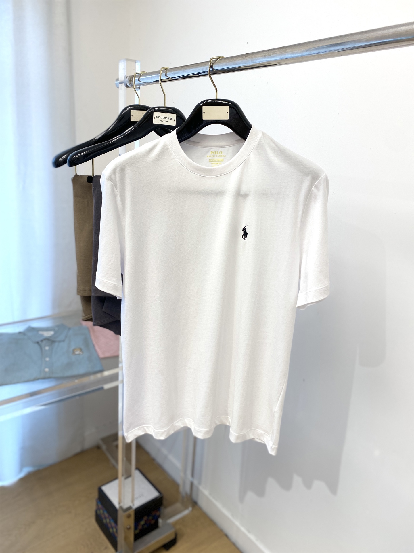 NO:449612,POLO, the latest short-sleeved T-shirt in 2025, handsome and fashionable, exquisite embroidered pattern logo on the chest, simple and versatile style. The fabric cotton is not only crisp, maintains the trendy silhouette, and is also comfortable to wear, and the yarn is more delicate, the number M-3XL, T-shirt,tees, t-shirt,alexander wang19860909POLO、2025最新款短袖T恤,帅气时尚,胸前精致刺绣图案logo,简约百搭款.面料棉 不仅挺括,保持潮流的廓形,又穿着舒适,纱织更细腻,码数M-3XL,,T-shirt,tees，t-shirt,alexander wang,Men's clothing