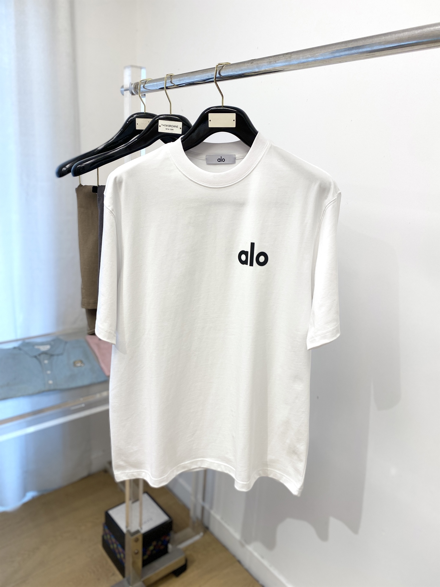 NO:449607,alo fashion brand, the latest short-sleeved T-shirt in 2025, handsome and fashionable, top-level direct-squirting letter logo on the chest, simple and versatile style. The fabric cotton is not only crisp, maintains the trendy silhouette, but also comfortable to wear, the yarn is more delicate, the number of M-3XL loose style, T-shirt,tees, t-shirt,alexander wang19860909alo 时尚潮牌、2025最新款短袖T恤,帅气时尚,胸前顶级直喷字母logo,简约百搭款.面料棉 不仅挺括,保持潮流的廓形,又穿着舒适,纱织更细腻,码数M-3XL 宽松版型,,T-shirt,tees，t-shirt,alexander wang,Men's clothing