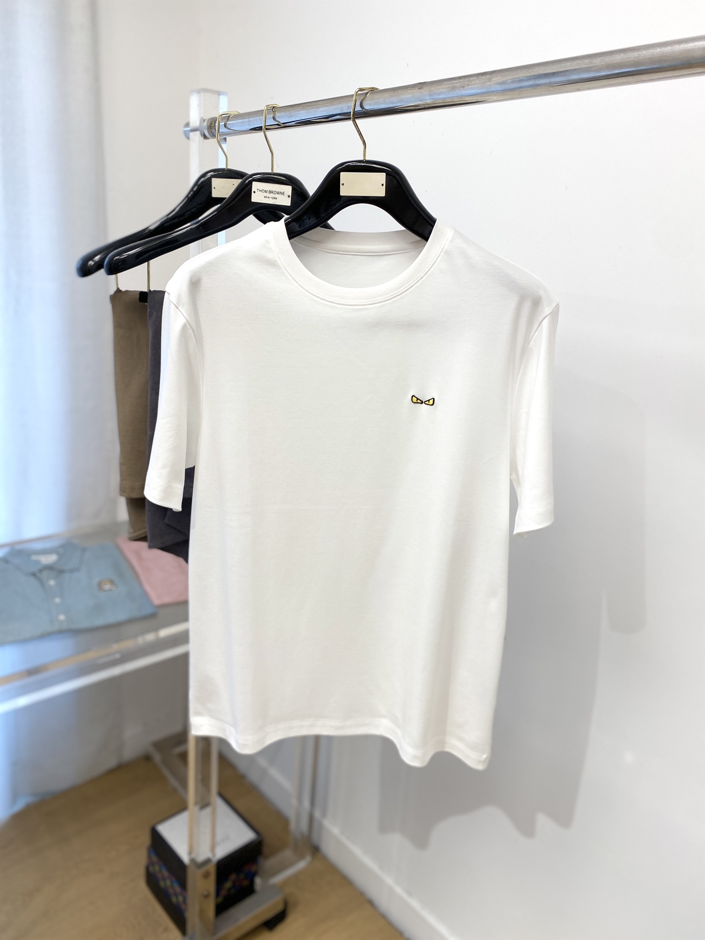 NO:449616,Fendi, the latest short-sleeved T-shirt in 2025, handsome and fashionable, exquisite embroidered pattern logo on the chest, simple and versatile style. The fabric cotton is not only crisp, maintains the trendy silhouette, and is also comfortable to wear, and the yarn is more delicate, the number M-3XL, fendi, T-shirt, tees, t-shirt, alexander wang19860909芬迪、2025最新款短袖T恤,帅气时尚,胸前精致刺绣图案logo,简约百搭款.面料棉 不仅挺括,保持潮流的廓形,又穿着舒适,纱织更细腻,码数M-3XL,,fendi,T-shirt,tees，t-shirt,alexander wang,Men's clothing