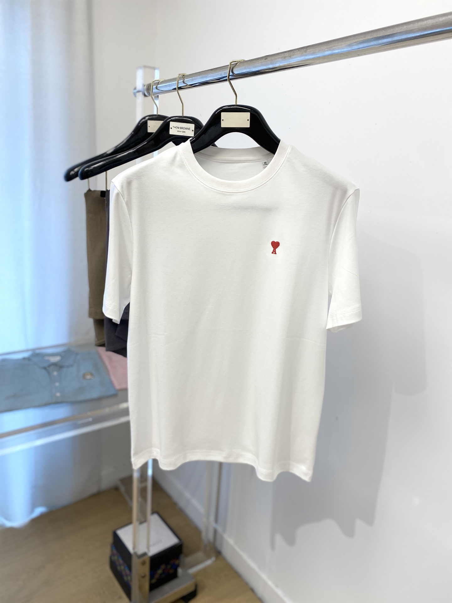 NO:449622,ami, the latest short-sleeved T-shirt in 2025, handsome and fashionable, exquisite embroidered pattern logo on the chest, simple and versatile style. The fabric cotton is not only crisp, maintains the trendy silhouette, but also comfortable to wear, and the yarn is more delicate, the number M-3XL, T-shirt,tees, t-shirt,alexander wang19860909ami、2025最新款短袖T恤,帅气时尚,胸前精致刺绣图案logo,简约百搭款.面料棉 不仅挺括,保持潮流的廓形,又穿着舒适,纱织更细腻,码数M-3XL,,T-shirt,tees，t-shirt,alexander wang,Men's clothing