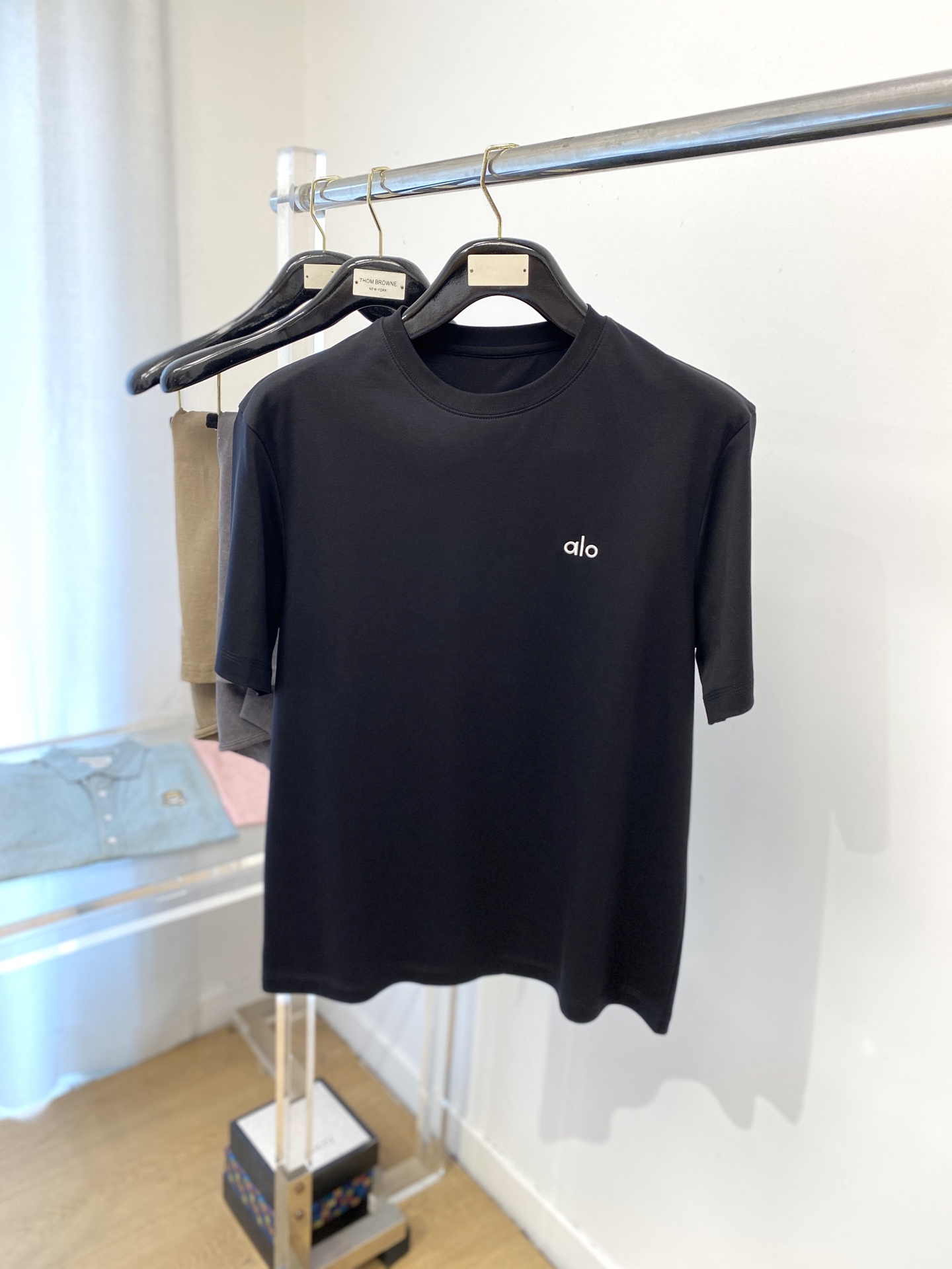 NO:449628,alo fashion brand, the latest short-sleeved T-shirt in 2025, handsome and fashionable, exquisite embroidered letter logo on the chest, simple and versatile style. The fabric cotton is not only crisp, maintains the trendy silhouette, but also comfortable to wear, and the yarn is more delicate, the number M-3XL, T-shirt,tees, t-shirt,alexander wang19860909alo 时尚潮牌、2025最新款短袖T恤,帅气时尚,胸前精致刺绣字母logo,简约百搭款.面料棉 不仅挺括,保持潮流的廓形,又穿着舒适,纱织更细腻,码数M-3XL,,T-shirt,tees，t-shirt,alexander wang,Men's clothing