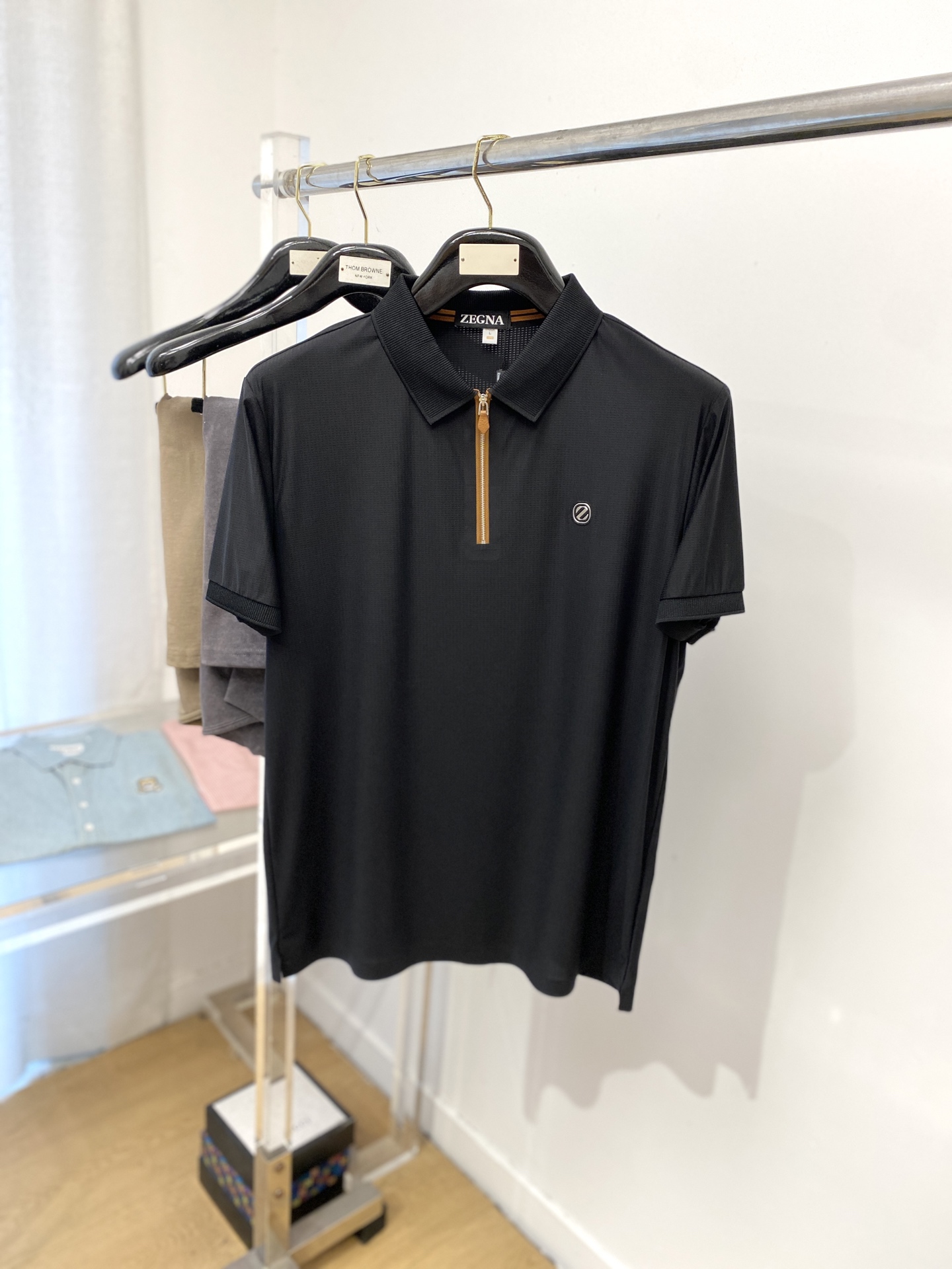 NO:449649,Zenia, the latest short-sleeved T-shirt in 2025, handsome and fashionable, top concave and concave hardware letter logo on the chest, simple and versatile style. Fabric cotton is not only crisp, maintains a fashionable silhouette, but also comfortable to wear, and the yarn is more delicate, the number M-3XL, zegna, T-shirt, tees, t-shirt, alexander wang19860909杰尼亚、2025最新款短袖T恤,帅气时尚,胸前顶级凹凸五金字母logo,简约百搭款.面料棉 不仅挺括,保持潮流的廓形,又穿着舒适,纱织更细腻,码数M-3XL,,zegna,T-shirt,tees，t-shirt,alexander wang,Men's clothing