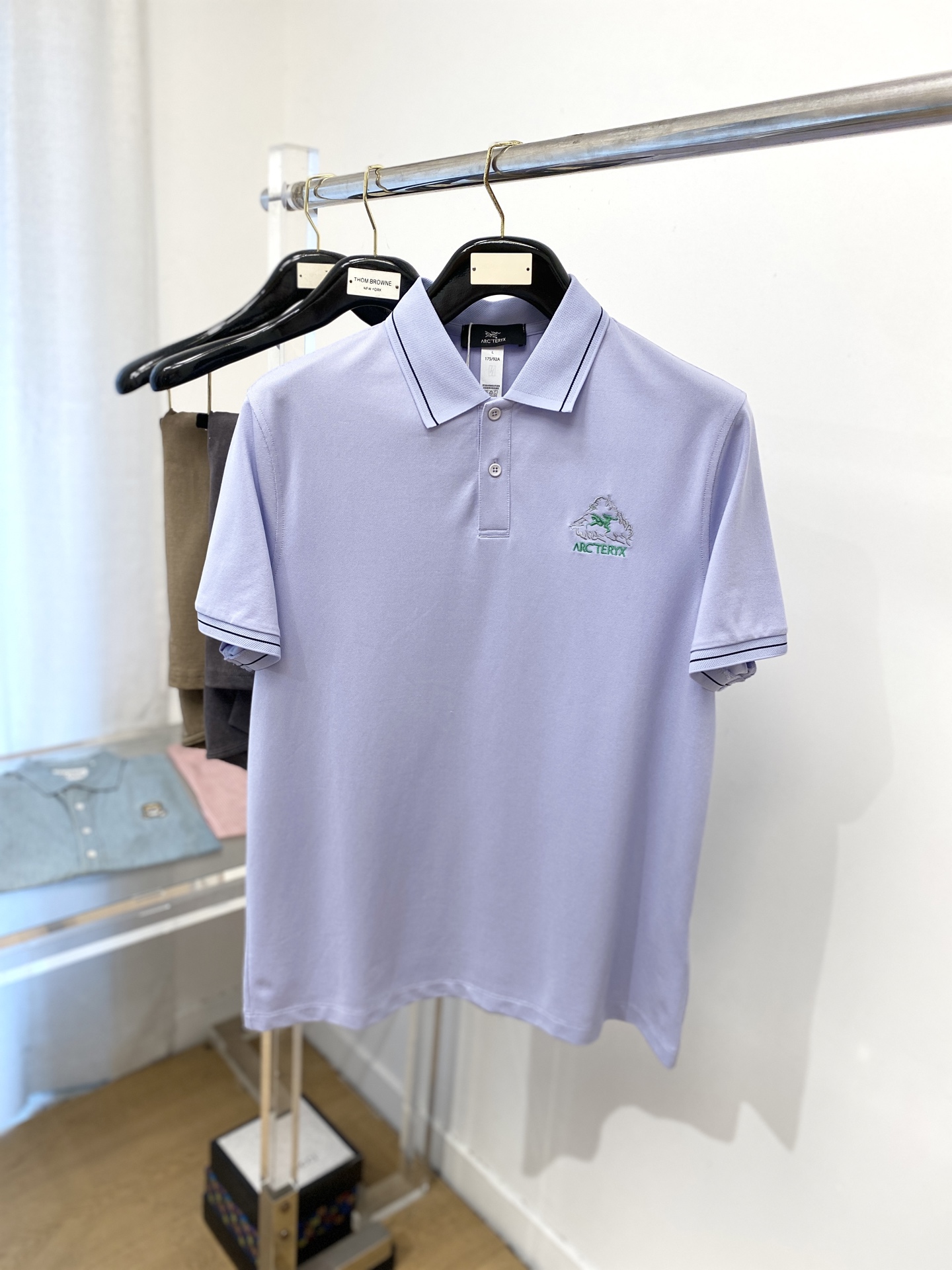 NO:449654,Archaeoptera Bird, the latest short-sleeved T-shirt in 2025, handsome and fashionable, exquisite embroidered pattern letter logo on the chest, simple and versatile style. The fabric cotton is not only crisp, maintains the trendy silhouette, but also comfortable to wear, and the yarn is more delicate, the number M-3XL, arc'teryx, T-shirt,tees, t-shirt, alexander wang19860909始祖鸟、2025最新款短袖T恤,帅气时尚,胸前精致刺绣图案字母logo,简约百搭款.面料棉 不仅挺括,保持潮流的廓形,又穿着舒适,纱织更细腻,码数M-3XL,arc'teryx,T-shirt,tees，t-shirt,alexander wang,Men's clothing