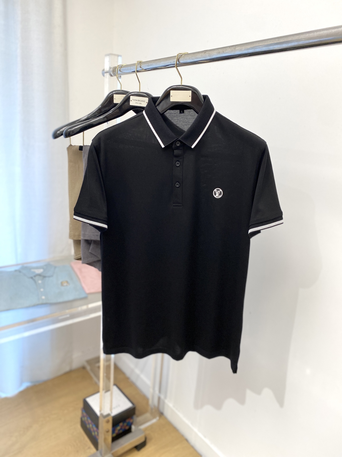 NO:449621,Louis Vuitton, the latest short-sleeved T-shirt in 2025, handsome and fashionable, top-grade printed letter logo on the chest, simple and versatile style. The fabric cotton is not only crisp, maintains the trendy silhouette, and is also comfortable to wear, and the yarn is more delicate, the number M-3Xl, louis vuitton, T-shirt,tees, t-shirt,alexander wang19860909路易威登、2025最新款短袖T恤,帅气时尚,胸前顶级印胶字母logo,简约百搭款.面料棉 不仅挺括,保持潮流的廓形,又穿着舒适,纱织更细腻,码数M-3Xl,,louis vuitton,T-shirt,tees，t-shirt,alexander wang,Men's clothing