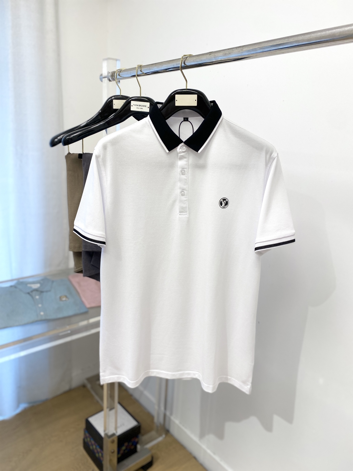 NO:449627,Louis Vuitton, the latest short-sleeved T-shirt in 2025, handsome and fashionable, top-grade printed letter logo on the chest, simple and versatile style. The fabric cotton is not only crisp, maintains the trendy silhouette, and is comfortable to wear, and the yarn is more delicate, the number M-3XL, louis vuitton, T-shirt, tees, t-shirt, alexander wang19860909路易威登、2025最新款短袖T恤,帅气时尚,胸前顶级印胶字母logo,简约百搭款.面料棉 不仅挺括,保持潮流的廓形,又穿着舒适,纱织更细腻,码数M-3XL,,louis vuitton,T-shirt,tees，t-shirt,alexander wang,Men's clothing