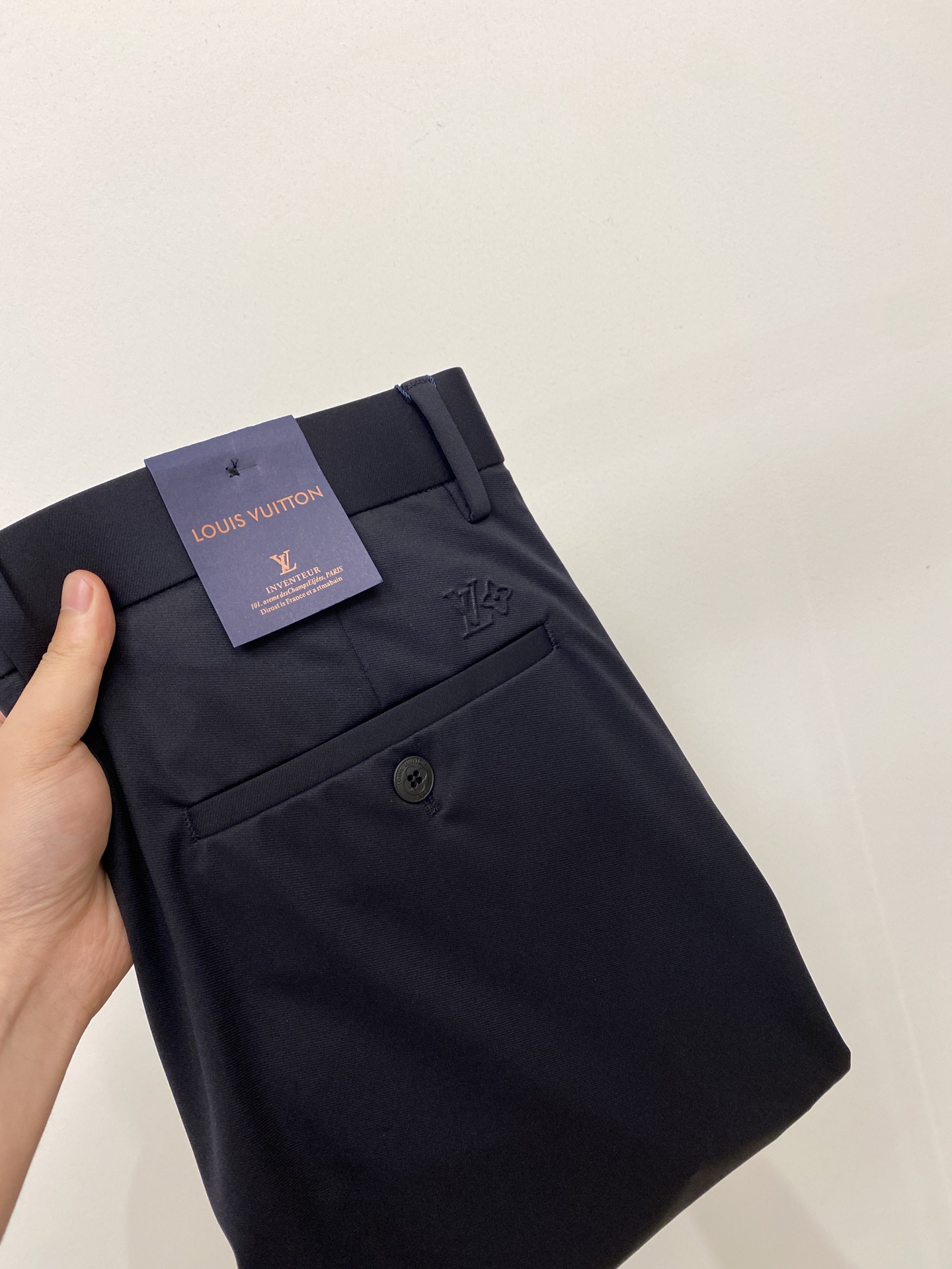 NO:451136,LV, 2025 hot casual trousers, high elasticity, slimming, simple and versatile, with fine workmanship, every needle can be seen attentively. Many celebrities and internet celebrities love the most, lengthen their body proportions!  Micro-spin ^_^ Comfortable fabric Detailed body code 29-40,,louis vuitton,alexander wang19860909LV、2025爆款休闲西裤 高弹显瘦必爆简约百搭爆款,做工精细,每一针都看得到用心,超多明星网红最爱 拉长身材比例哦！微弹 ^_^舒适面料 细节体码29-40,,louis vuitton,alexander wang,Men's clothing