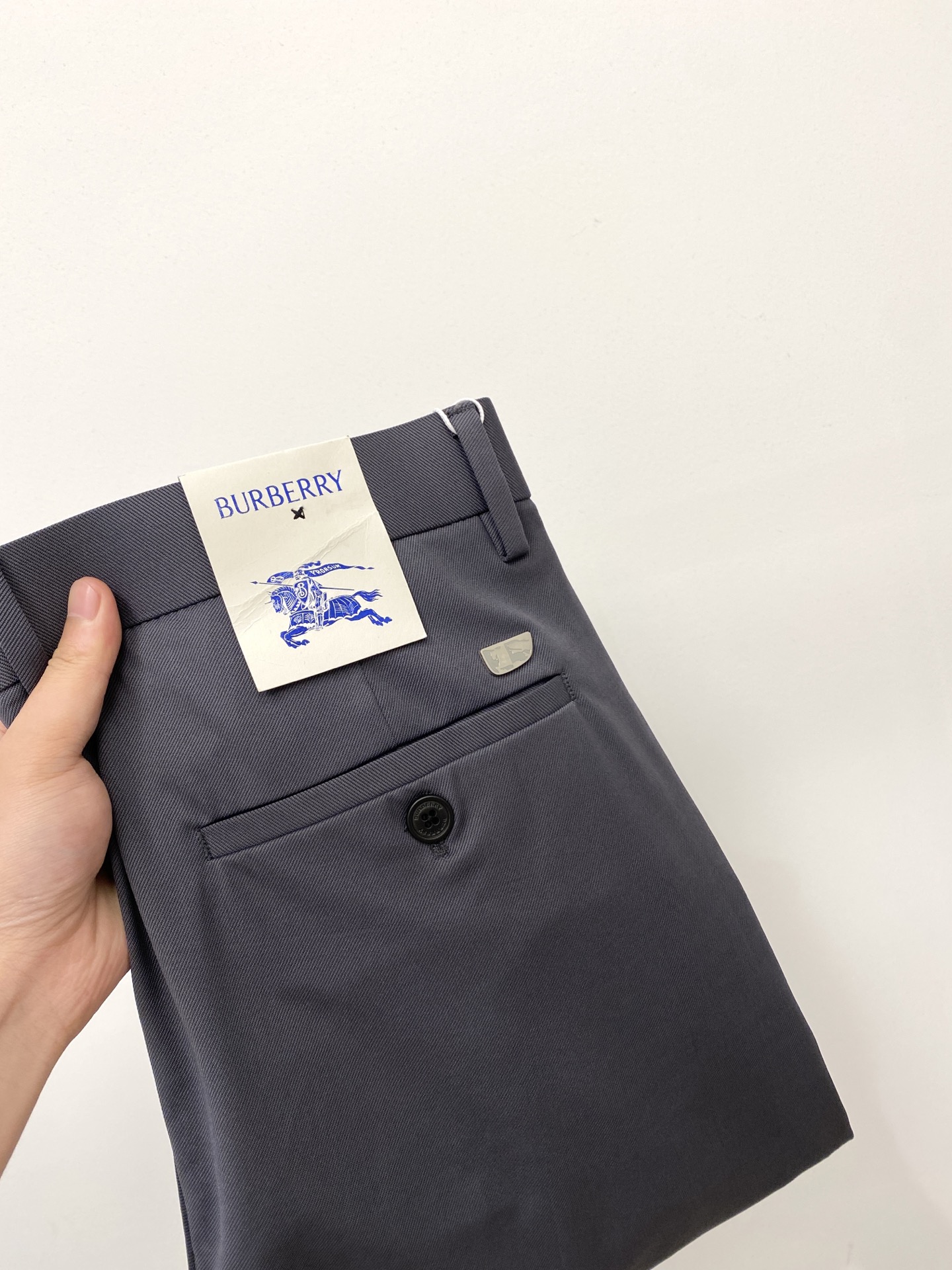 NO:451144,Burberry, 2025 hot casual trousers, high elasticity and slimming, simple and versatile, with fine workmanship, every needle can be seen attentively. Many celebrities and internet celebrities love the most, lengthen their body proportions!  Micro-spin ^_^ Comfortable fabric Detailed body code 29-40, burberry, alexander wang19860909巴宝莉、2025爆款休闲西裤 高弹显瘦必爆简约百搭爆款,做工精细,每一针都看得到用心,超多明星网红最爱 拉长身材比例哦！微弹 ^_^舒适面料 细节体码29-40,,burberry,alexander wang,Men's clothing