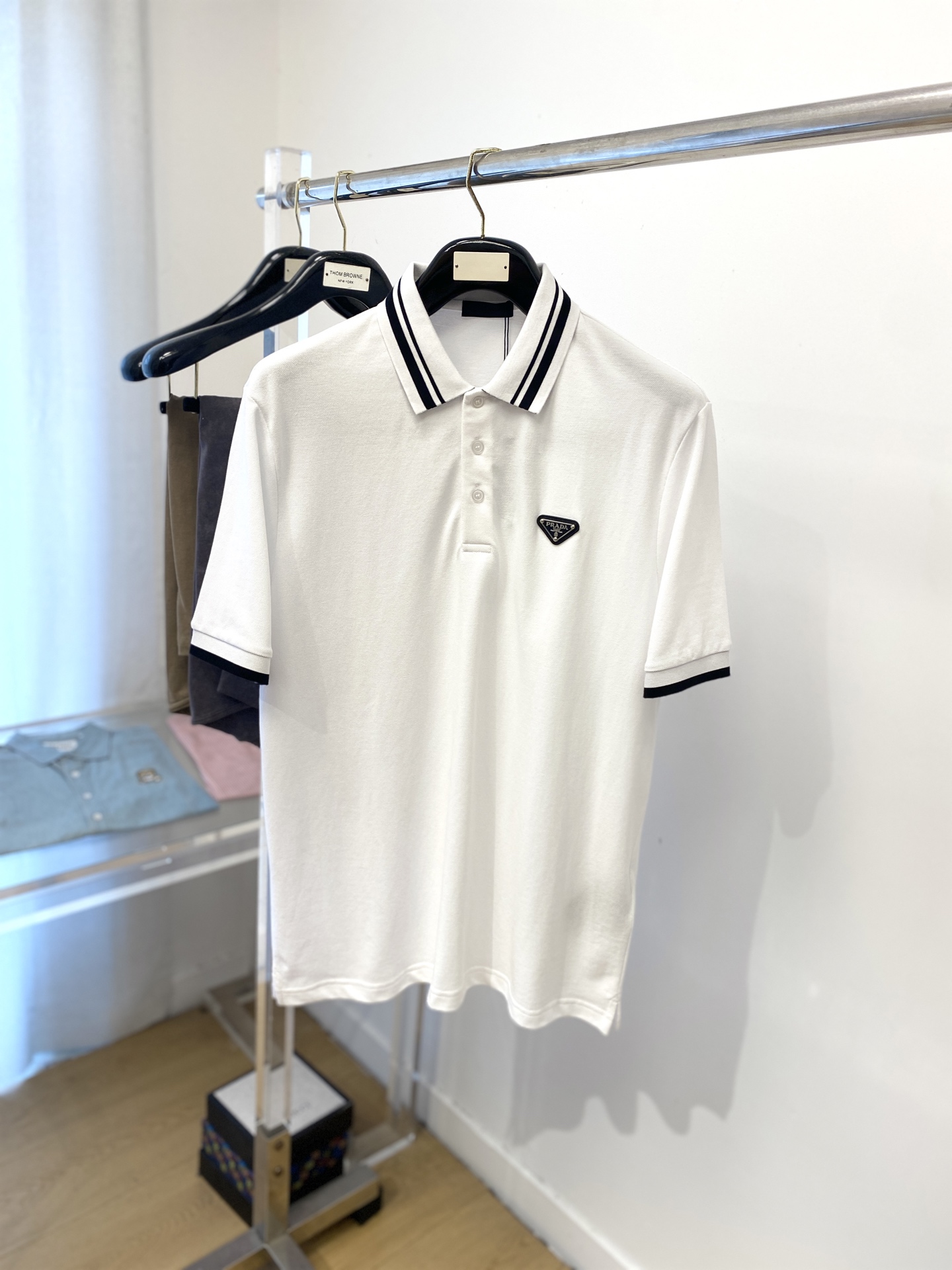 NO:472086,Prada, the latest short-sleeved T-shirt in 2025, handsome and fashionable, chest hardware decorative triangle logo, simple and versatile style. Fabric cotton is not only crisp, maintains a fashionable silhouette, but also comfortable to wear, and the yarn is more delicate, S-XL, prada, T-shirt, tees, t-shirt, alexander wang19860909普拉达、2025最新款短袖T恤,帅气时尚,胸前五金装饰三角标logo,简约百搭款.面料棉 不仅挺括,保持潮流的廓形,又穿着舒适,纱织更细腻,码数S-XL,,prada,T-shirt,tees，t-shirt,alexander wang,Men's clothing