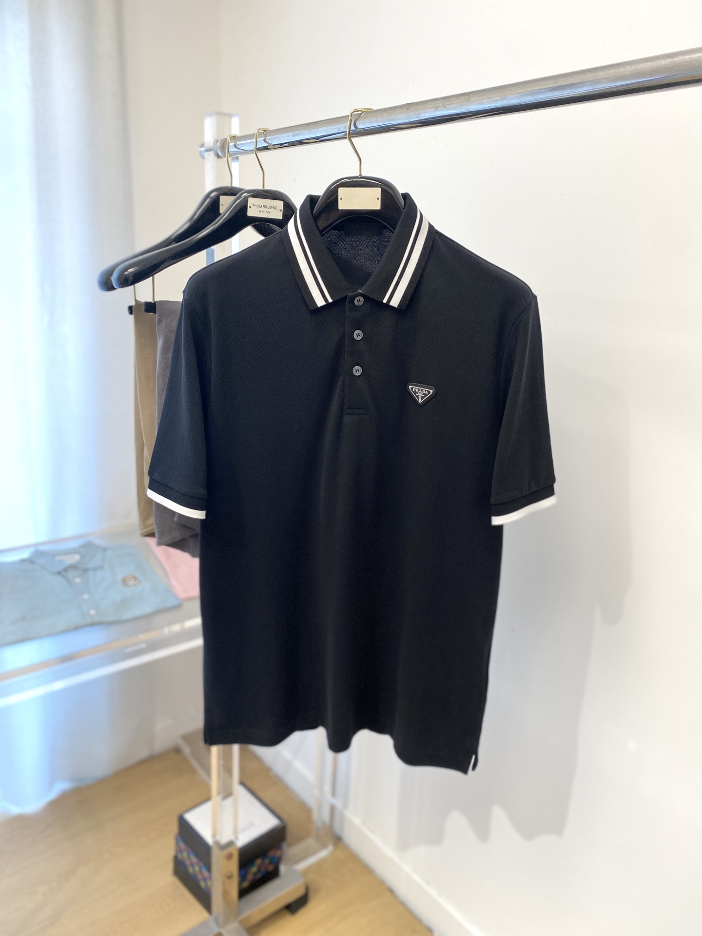 NO:427775,Prada, the latest short-sleeved T-shirt in 2025, handsome and fashionable, chest hardware decorative triangle logo, simple and versatile style. Fabric cotton is not only crisp, maintains a fashionable silhouette, but also comfortable to wear, and the yarn is more delicate, S-XL, prada, T-shirt, tees, t-shirt, alexander wang19860909普拉达、2025最新款短袖T恤,帅气时尚,胸前五金装饰三角标logo,简约百搭款.面料棉 不仅挺括,保持潮流的廓形,又穿着舒适,纱织更细腻,码数S-XL,,prada,T-shirt,tees，t-shirt,alexander wang,Men's clothing