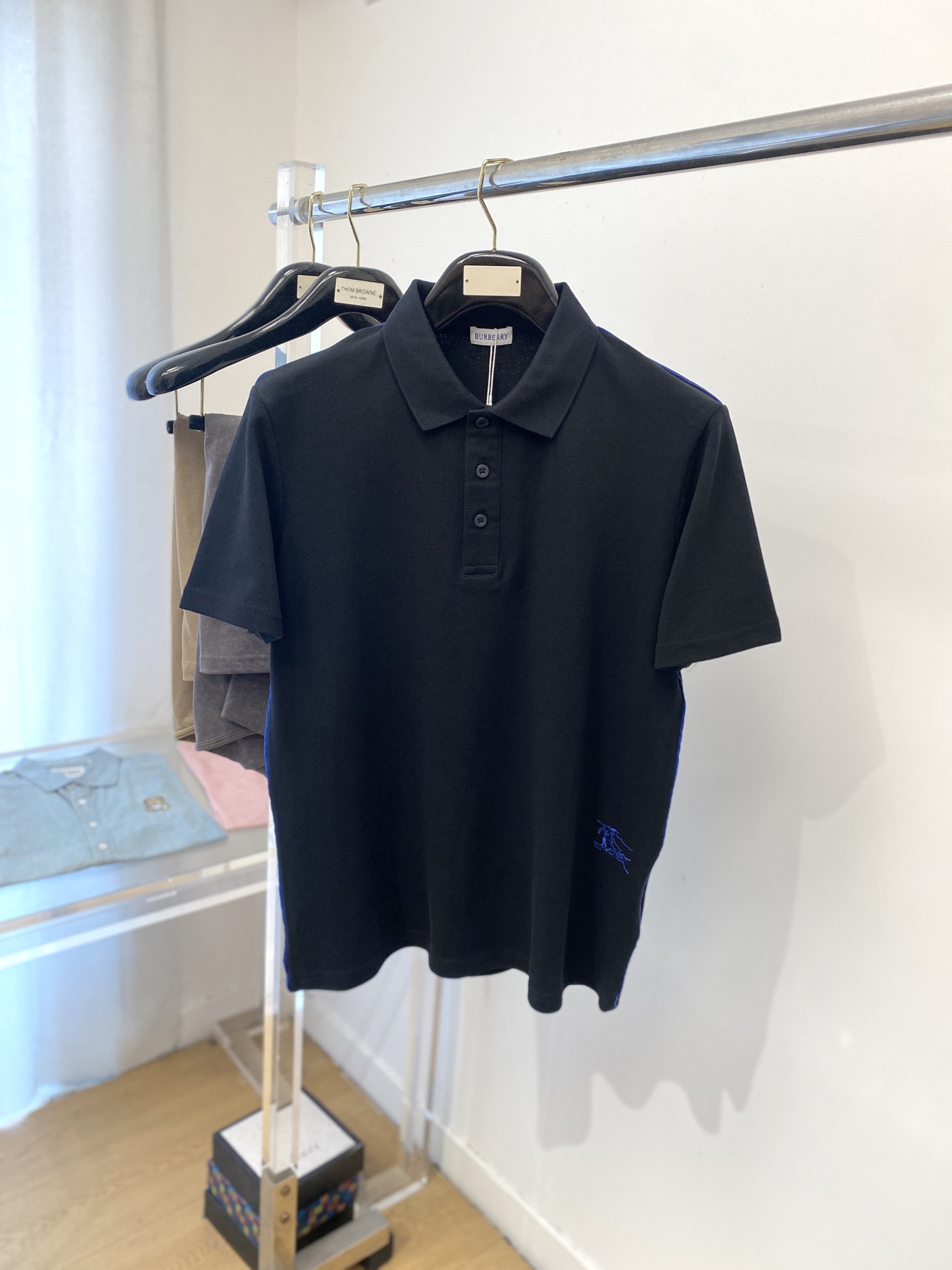 NO:427770,Burberry, the latest short-sleeved T-shirt in 2025, handsome and fashionable, exquisite embroidered pattern logo under the clothes, simple and versatile style. The fabric cotton is not only crisp, maintains the trendy silhouette, but also comfortable to wear, and the yarn is more delicate, the number M-XXL, burberry, T-shirt, tees, t-shirt, alexander wang19860909巴宝莉、2025最新款短袖T恤,帅气时尚,衣下精致刺绣图案logo,简约百搭款.面料棉 不仅挺括,保持潮流的廓形,又穿着舒适,纱织更细腻,码数M-XXL,,burberry,T-shirt,tees，t-shirt,alexander wang,Men's clothing