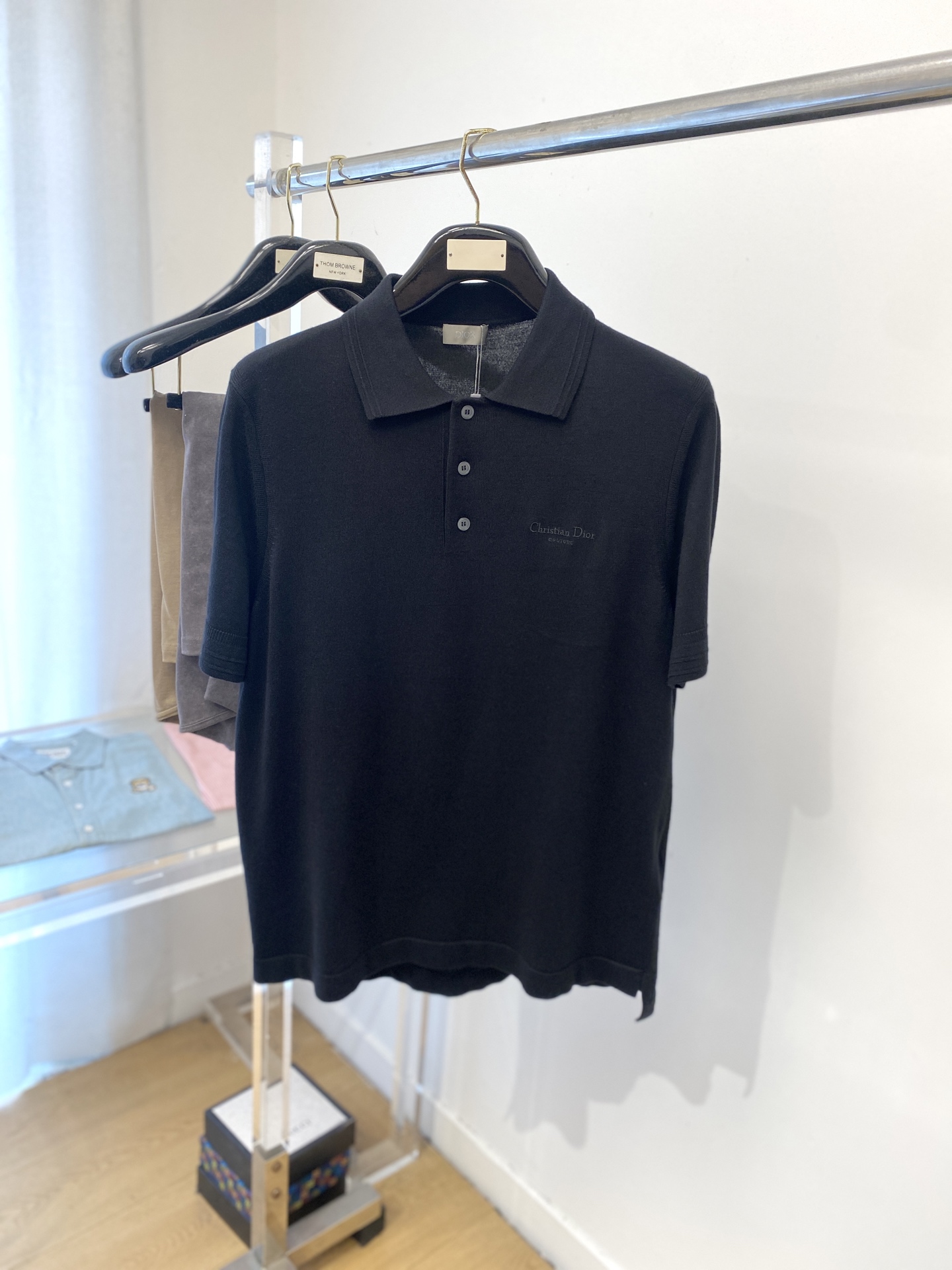 NO:427780,Dior, the latest knitted short-sleeved T-shirt in 2025, handsome and fashionable, exquisite embroidered letter logo on the chest, simple and versatile style. The fabric cotton is not only crisp, maintains the trendy silhouette, but also comfortable to wear, and the yarn is more delicate, S-XL, dior, T-shirt, tees, t-shirt, alexander wang19860909迪奥、2025最新款针织短袖T恤,帅气时尚,胸前精致刺绣字母logo,简约百搭款.面料棉 不仅挺括,保持潮流的廓形,又穿着舒适,纱织更细腻,码数S-XL,,dior,T-shirt,tees，t-shirt,alexander wang,Men's clothing