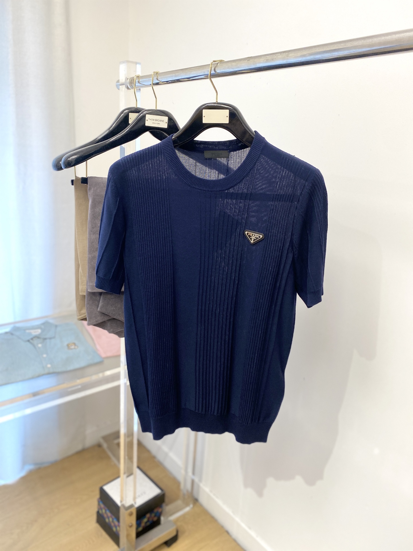 NO:427790,Prada, the latest knitted short-sleeved T-shirt in 2025, handsome and fashionable, chest hardware decorative triangle logo, simple and versatile style. Fabric cotton is not only crisp, maintains a fashionable silhouette, but also comfortable to wear, and the yarn is more delicate, S-XL, prada, T-shirt, tees, t-shirt, alexander wang19860909普拉达、2025最新款针织短袖T恤,帅气时尚,胸前五金装饰三角标logo,简约百搭款.面料棉 不仅挺括,保持潮流的廓形,又穿着舒适,纱织更细腻,码数S-XL,,prada,T-shirt,tees，t-shirt,alexander wang,Men's clothing