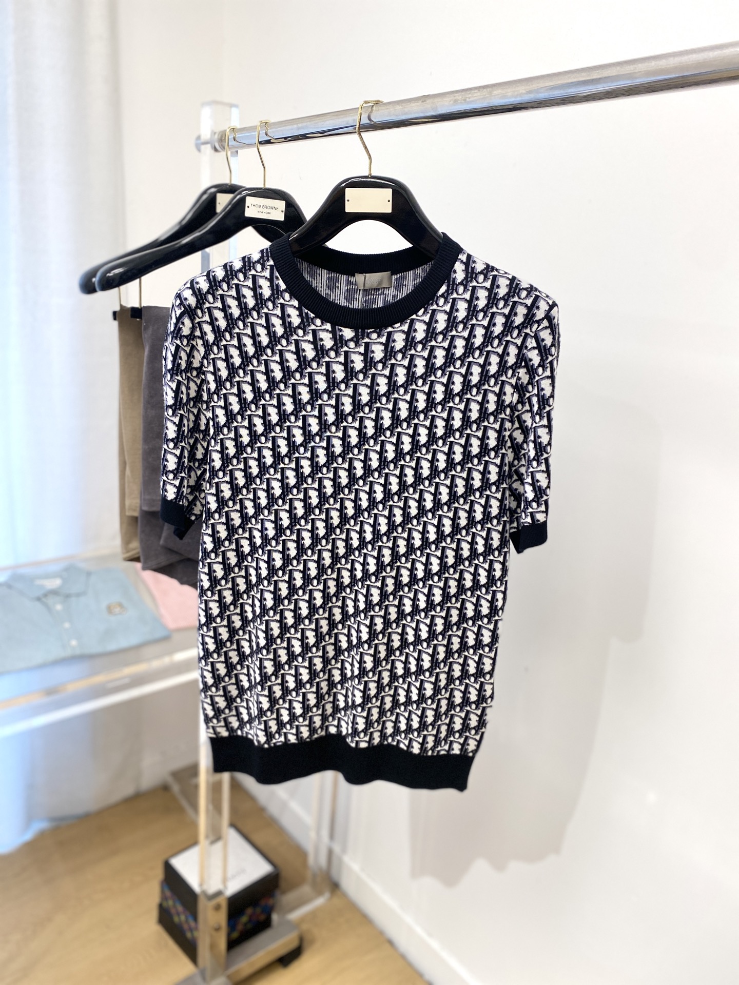 NO:427795,Dior, 2025 new wool short-sleeved sleeves have a delicate and soft feel, which can directly contact the skin, allowing the heart-warming yarn to create a delicate texture. The top-level craftsmanship is unique and outstanding, the style is simple, generous and exquisite. The three-dimensional tailoring style design makes the whole sweater look youthful and energetic. Recommended autumn and winter outfits are essential. Size S-Xl,,dior,sweaters,T-shirt,alexander wang19860909迪奥、2025新品羊毛短袖 具有手感细腻柔软,可直接与肌肤接触,让暖心的纱线变化出细腻的质感,顶级工艺极具特色出彩,款式简约大方精美 立体剪裁的版型设计,让整款毛衣上身尽显青春活力和朝气,推荐款秋冬季穿搭必备.尺码S-Xl,,dior,sweaters,T-shirt,alexander wang,Men's clothing