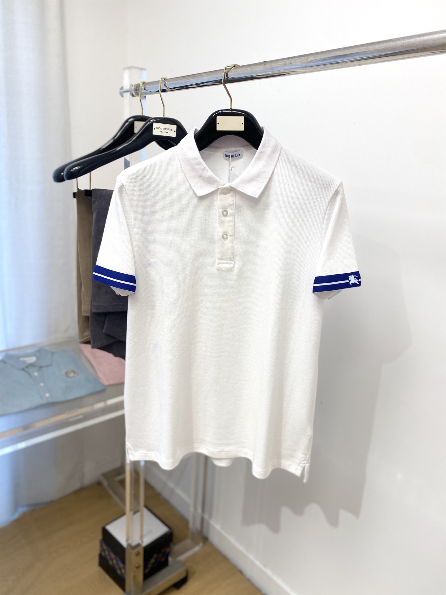 NO:427765,Burberry, the latest short-sleeved T-shirt in 2025, handsome and fashionable, cuff-fixed pattern logo, simple and versatile style. Fabric cotton is not only crisp, maintains a fashionable silhouette, but also comfortable to wear, and the yarn is more delicate, the number M-XXL, burberry, T-shirt, tees, t-shirt, alexander wang19860909巴宝莉、2025最新款短袖T恤,帅气时尚,袖口定织图案logo,简约百搭款.面料棉 不仅挺括,保持潮流的廓形,又穿着舒适,纱织更细腻,码数M-XXL,,burberry,T-shirt,tees，t-shirt,alexander wang,Men's clothing