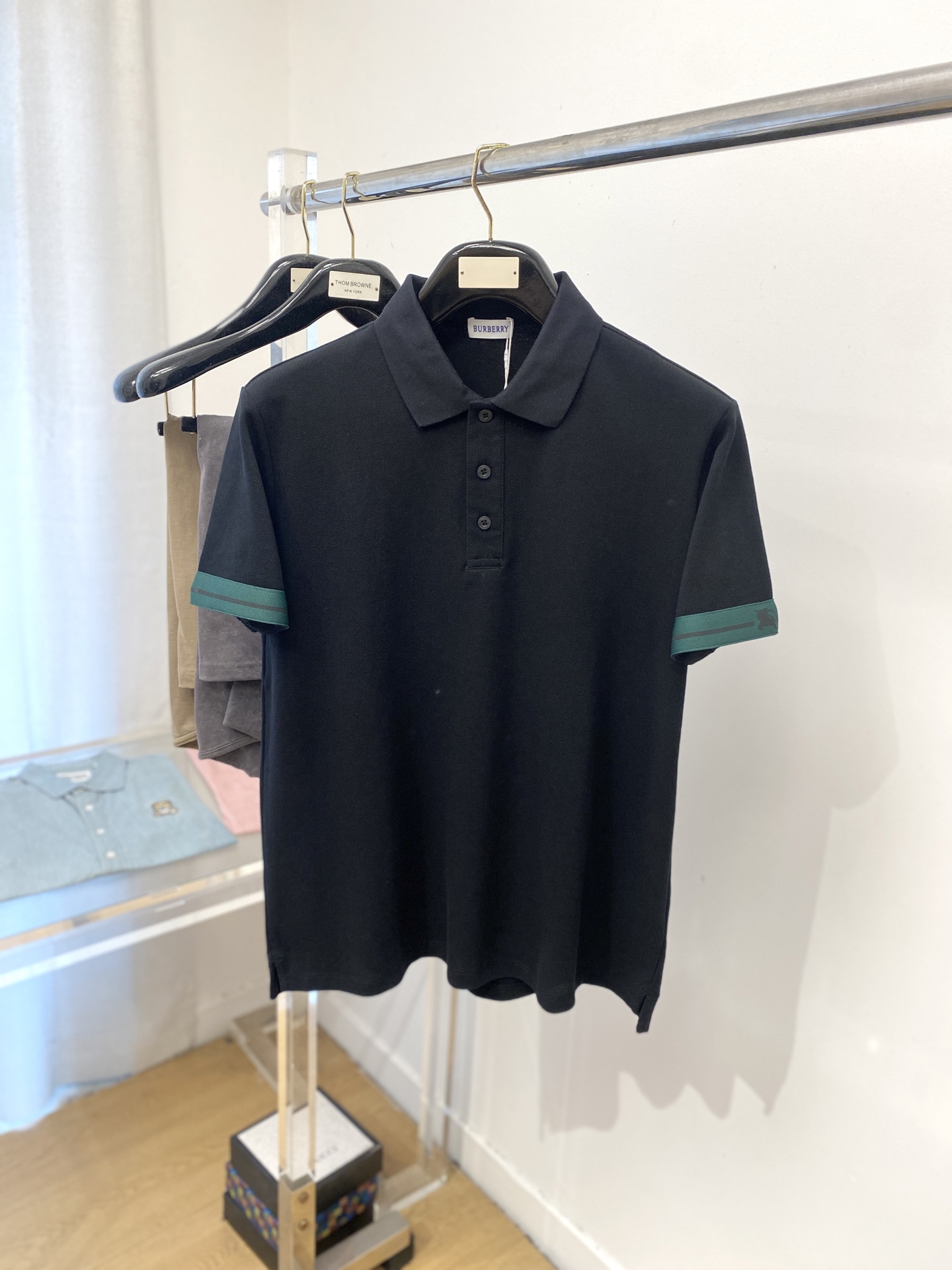 NO:518151,Burberry, the latest short-sleeved T-shirt in 2025, handsome and fashionable, cuff-fixed pattern logo, simple and versatile style. Fabric cotton is not only crisp, maintains a fashionable silhouette, but also comfortable to wear, and the yarn is more delicate, the number M-XXL, burberry, T-shirt, tees, t-shirt, alexander wang19860909巴宝莉、2025最新款短袖T恤,帅气时尚,袖口定织图案logo,简约百搭款.面料棉 不仅挺括,保持潮流的廓形,又穿着舒适,纱织更细腻,码数M-XXL,,burberry,T-shirt,tees，t-shirt,alexander wang,Men's clothing