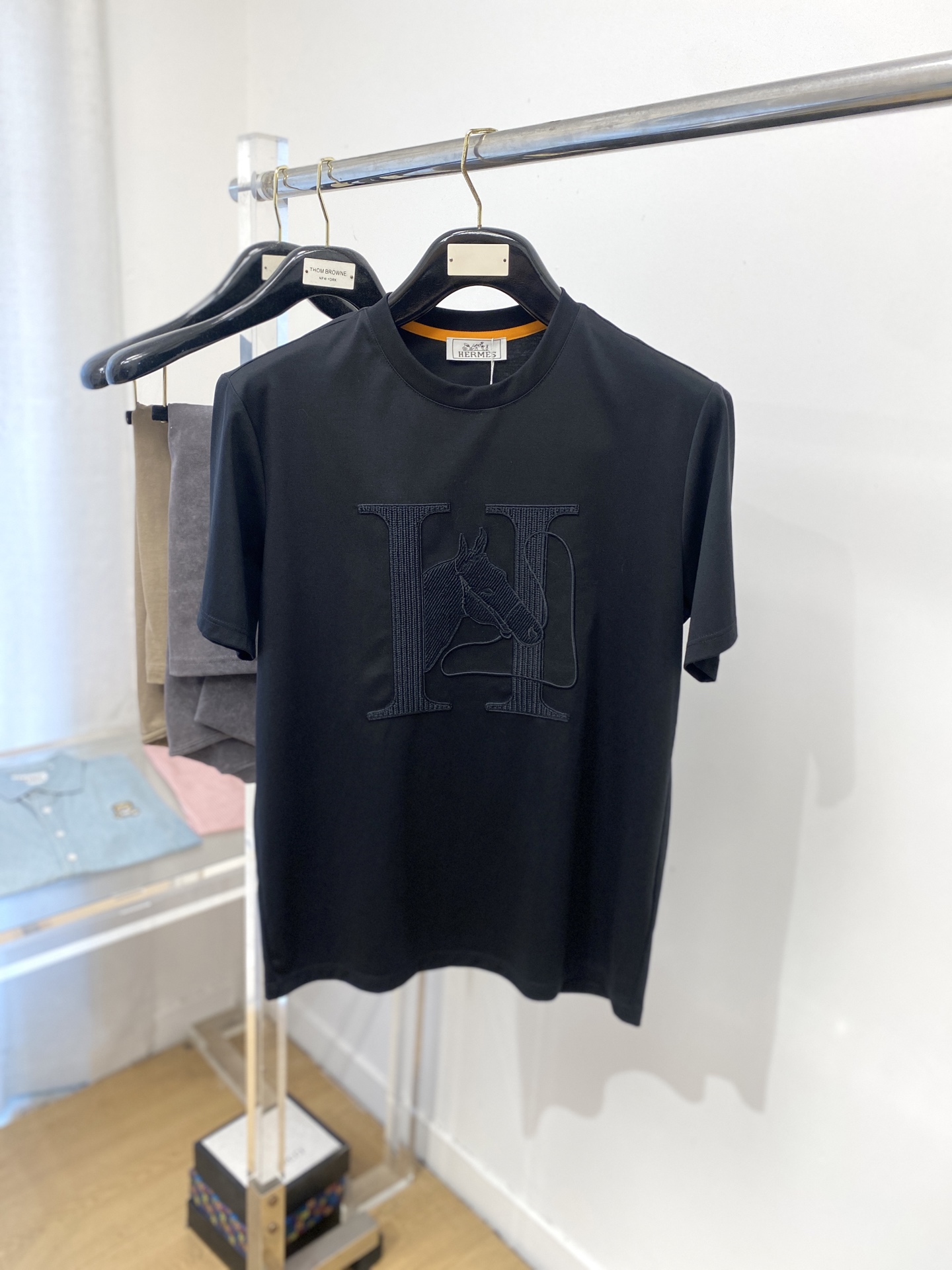 NO:427759,Hermes, the latest short-sleeved T-shirt in 2025, handsome and fashionable, exquisite embroidered letter pattern logo on the chest, simple and versatile style. The fabric cotton is not only crisp, maintains the trendy silhouette, but also comfortable to wear, and the yarn is more delicate, the number M-3XL, hermes, T-shirt,tees, t-shirt,alexander wang19860909爱马仕、2025最新款短袖T恤,帅气时尚,胸前精致刺绣字母图案logo,简约百搭款.面料棉 不仅挺括,保持潮流的廓形,又穿着舒适,纱织更细腻,码数M-3XL,,hermes,T-shirt,tees，t-shirt,alexander wang,Men's clothing