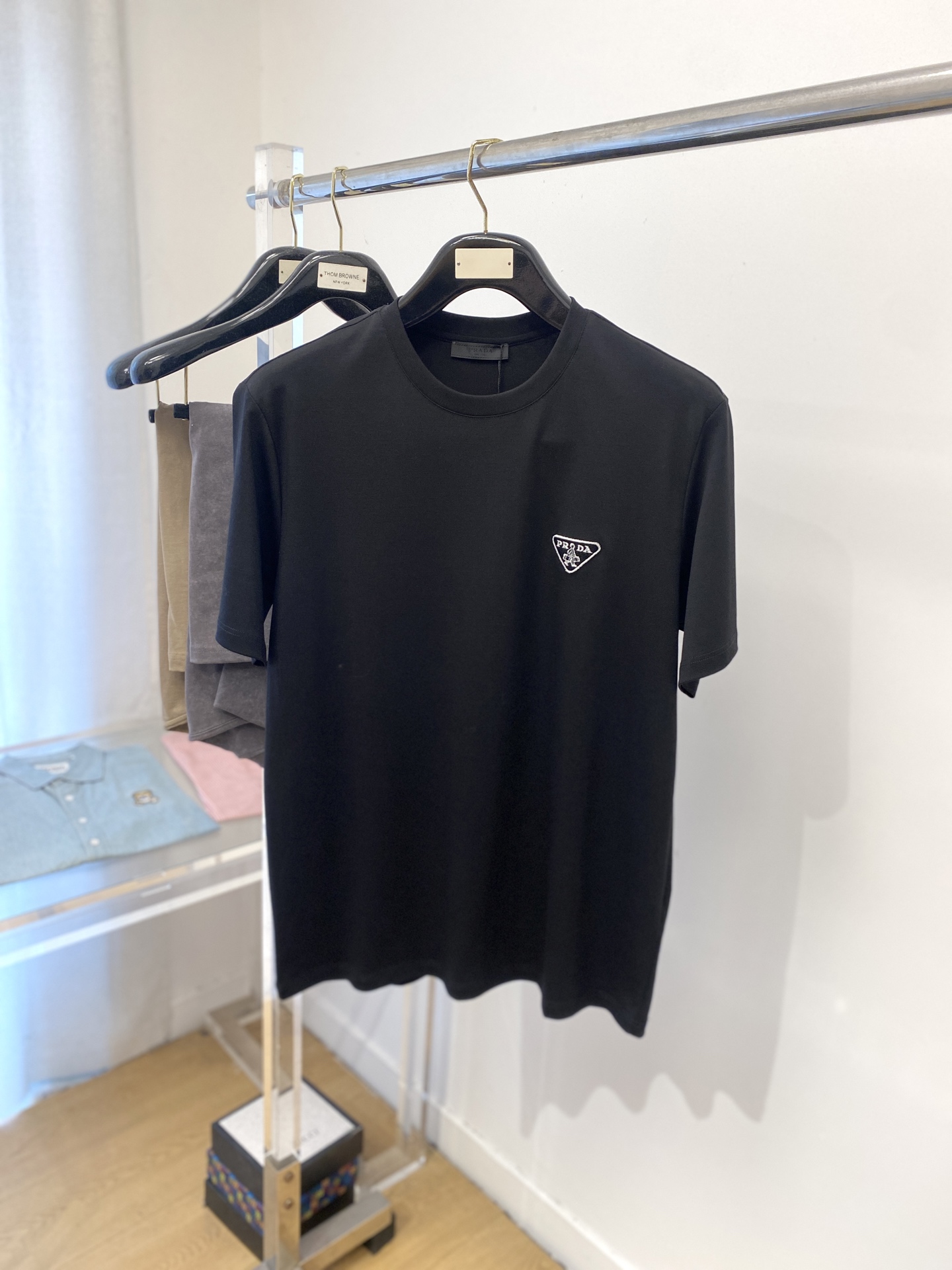 NO:427756,Prada, the latest short-sleeved T-shirt in 2025, handsome and fashionable, exquisite embroidered letter pattern logo on the chest, simple and versatile style. The fabric cotton is not only crisp, maintains the trendy silhouette, and is also comfortable to wear, and the yarn is more delicate, the number M-3XL, prada, T-shirt,tees, t-shirt,alexander wang19860909普拉达、2025最新款短袖T恤,帅气时尚,胸前精致刺绣字母图案logo,简约百搭款.面料棉 不仅挺括,保持潮流的廓形,又穿着舒适,纱织更细腻,码数M-3XL,,prada,T-shirt,tees，t-shirt,alexander wang,Men's clothing