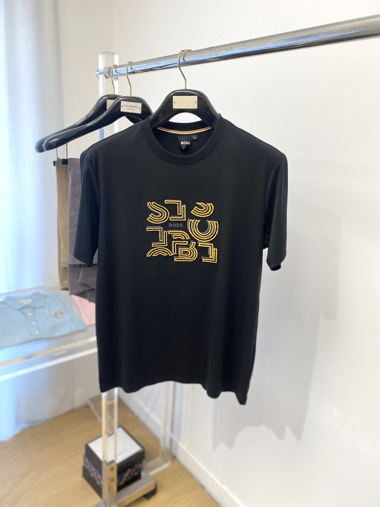 NO:449668,BOSS, the latest short-sleeved T-shirt in 2025, handsome and fashionable, exquisite embroidered letter pattern logo on the chest, simple and versatile style. The fabric cotton is not only crisp, maintains the trendy silhouette, but also comfortable to wear, and the yarn is more delicate, the number M-3XL, T-shirt,tees, t-shirt,alexander wang19860909BOSS、2025最新款短袖T恤,帅气时尚,胸前精致刺绣字母图案logo,简约百搭款.面料棉 不仅挺括,保持潮流的廓形,又穿着舒适,纱织更细腻,码数M-3XL,,T-shirt,tees，t-shirt,alexander wang,Men's clothing