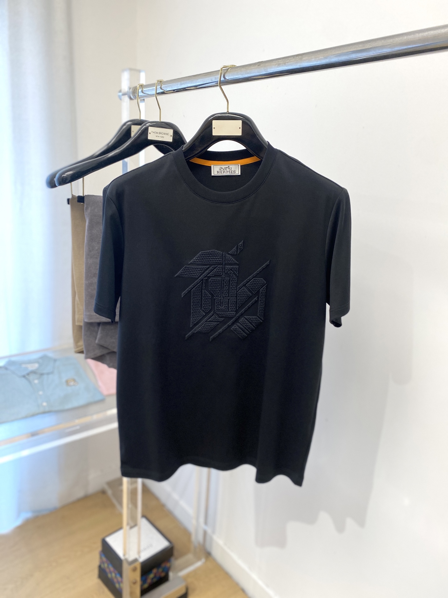 NO:449711,Hermes, the latest short-sleeved T-shirt in 2025, handsome and fashionable, exquisite embroidered pattern logo on the chest, simple and versatile style. The fabric cotton is not only crisp, maintains the trendy silhouette, but also comfortable to wear, and the yarn is more delicate, the number M-3XL, hermes, T-shirt,tees, t-shirt,alexander wang19860909爱马仕、2025最新款短袖T恤,帅气时尚,胸前精致刺绣图案logo,简约百搭款.面料棉 不仅挺括,保持潮流的廓形,又穿着舒适,纱织更细腻,码数M-3XL,,hermes,T-shirt,tees，t-shirt,alexander wang,Men's clothing