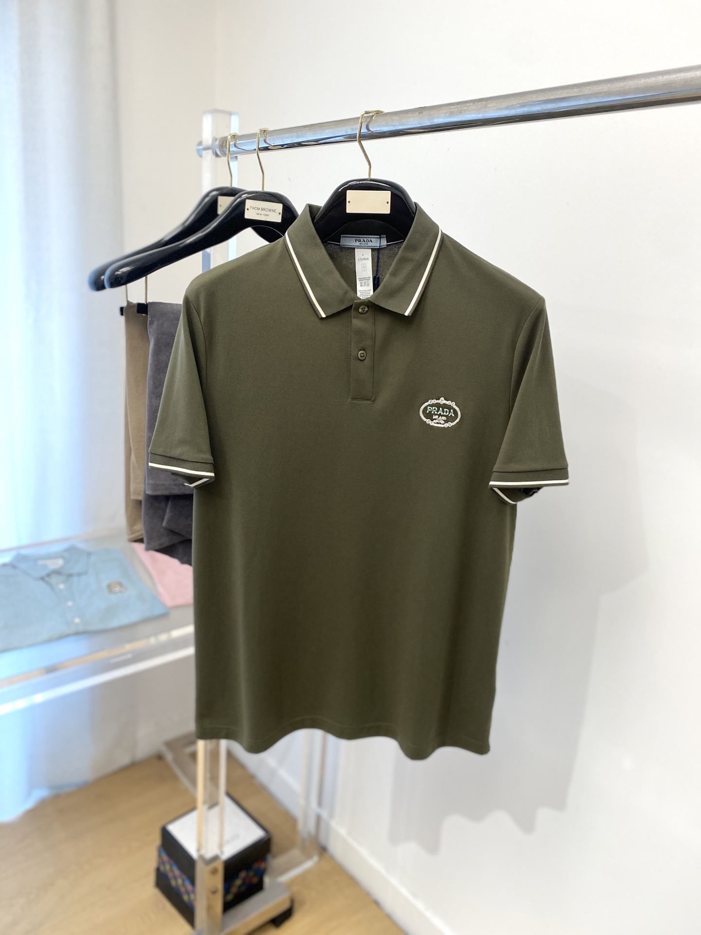 Elegante Polo Prada con Logo Bordado para Hombre - Estilo y Comodidad