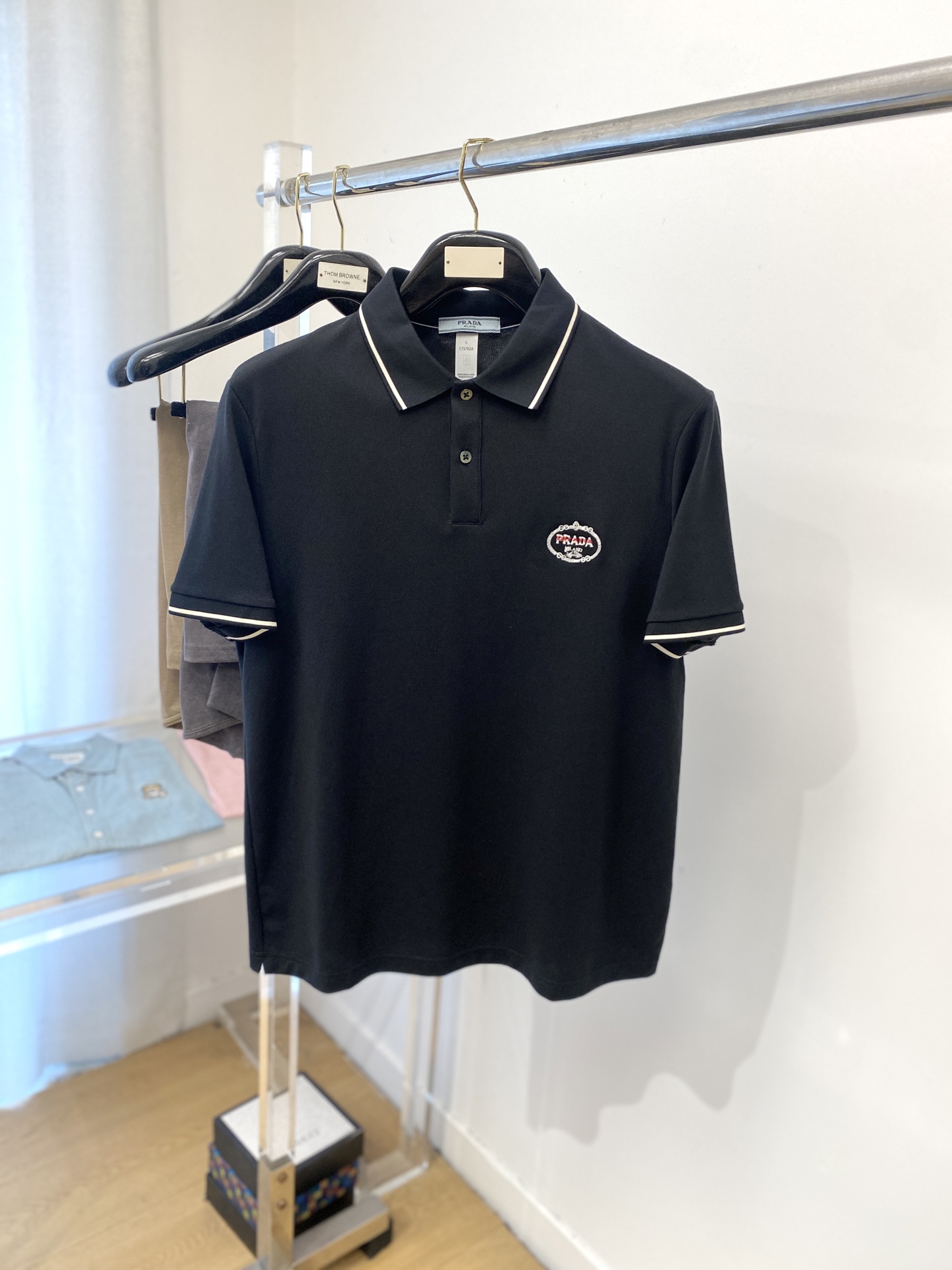 Prada Polo Shirt Brodé Logo - Élégance Décontractée, Noir, Coupe Moderne