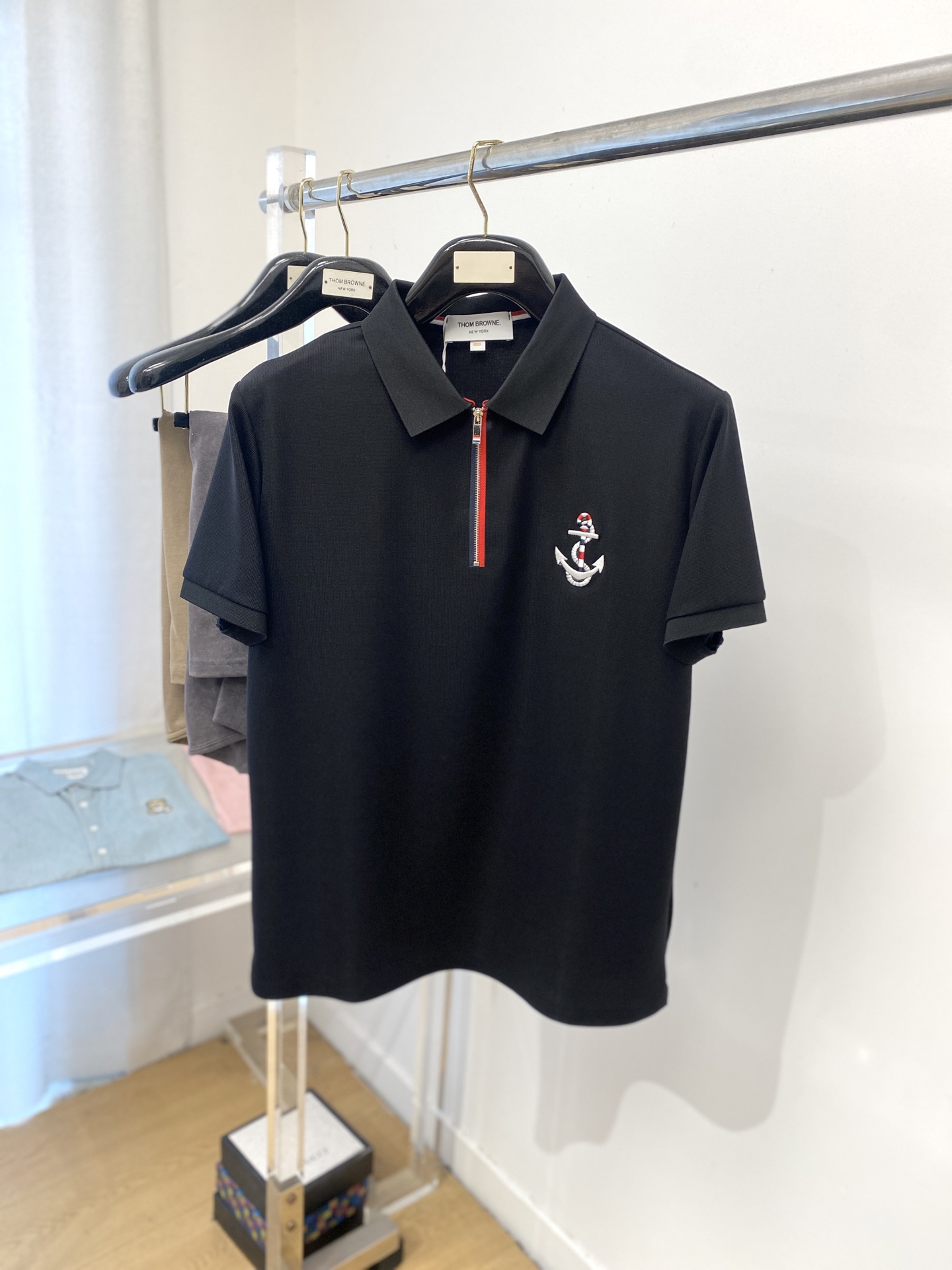 NO:472068,TB, the latest short-sleeved T-shirt in 2025, handsome and fashionable, exquisite embroidered pattern logo on the chest, simple and versatile style. The fabric cotton is not only crisp, maintains the trendy silhouette, but also comfortable to wear, and the yarn is more delicate, the number M-3XL, T-shirt,tees, t-shirt,alexander wang19860909TB、2025最新款短袖T恤,帅气时尚,胸前精致刺绣图案logo,简约百搭款.面料棉 不仅挺括,保持潮流的廓形,又穿着舒适,纱织更细腻,码数M-3XL,,T-shirt,tees，t-shirt,alexander wang,Men's clothing