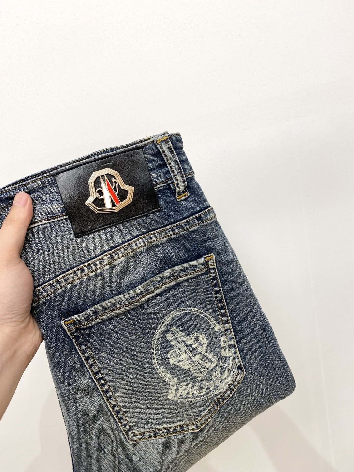 NO:449677,The latest products of the hood, 2025, the counter is available at the same time, original single-order goods, water-washed casual jeans, imported original washing elastic fabric, comfortable and elastic, original hardware and auxiliary decorative logo, super positive style, extremely high grade, counter quality, fashionable and stylish upper body, 29-36, Moncler, jeans, alexander wang19860909蒙口、2025最新品,专柜同步有售,原单狠货,水洗休闲牛仔裤,进口原版水洗弹力面料,舒适有弹性,原版五金辅料装饰logo,版型超正,档次极高,专柜品质,上身时尚有型,码数29-36,,Moncler,jeans,alexander wang,Men's clothing