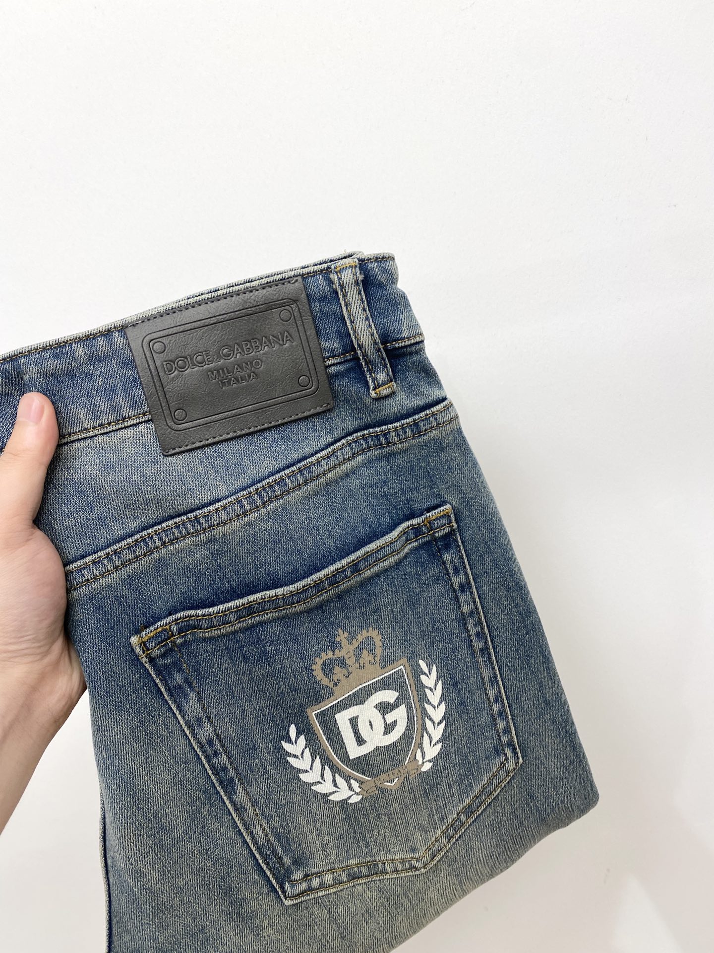 NO:449672,DG, 2025 latest products, special counters are available at the same time, original singles, washable casual jeans, imported original washable elastic fabric, comfortable and elastic, original hardware and auxiliary decorative logo, super positive style, extremely high grade, counter quality, fashionable and stylish upper body, 29-36, jeans, alexander wang19860909DG、2025最新品,专柜同步有售,原单狠货,水洗休闲牛仔裤,进口原版水洗弹力面料,舒适有弹性,原版五金辅料装饰logo,版型超正,档次极高,专柜品质,上身时尚有型,码数29-36,,jeans,alexander wang,Men's clothing