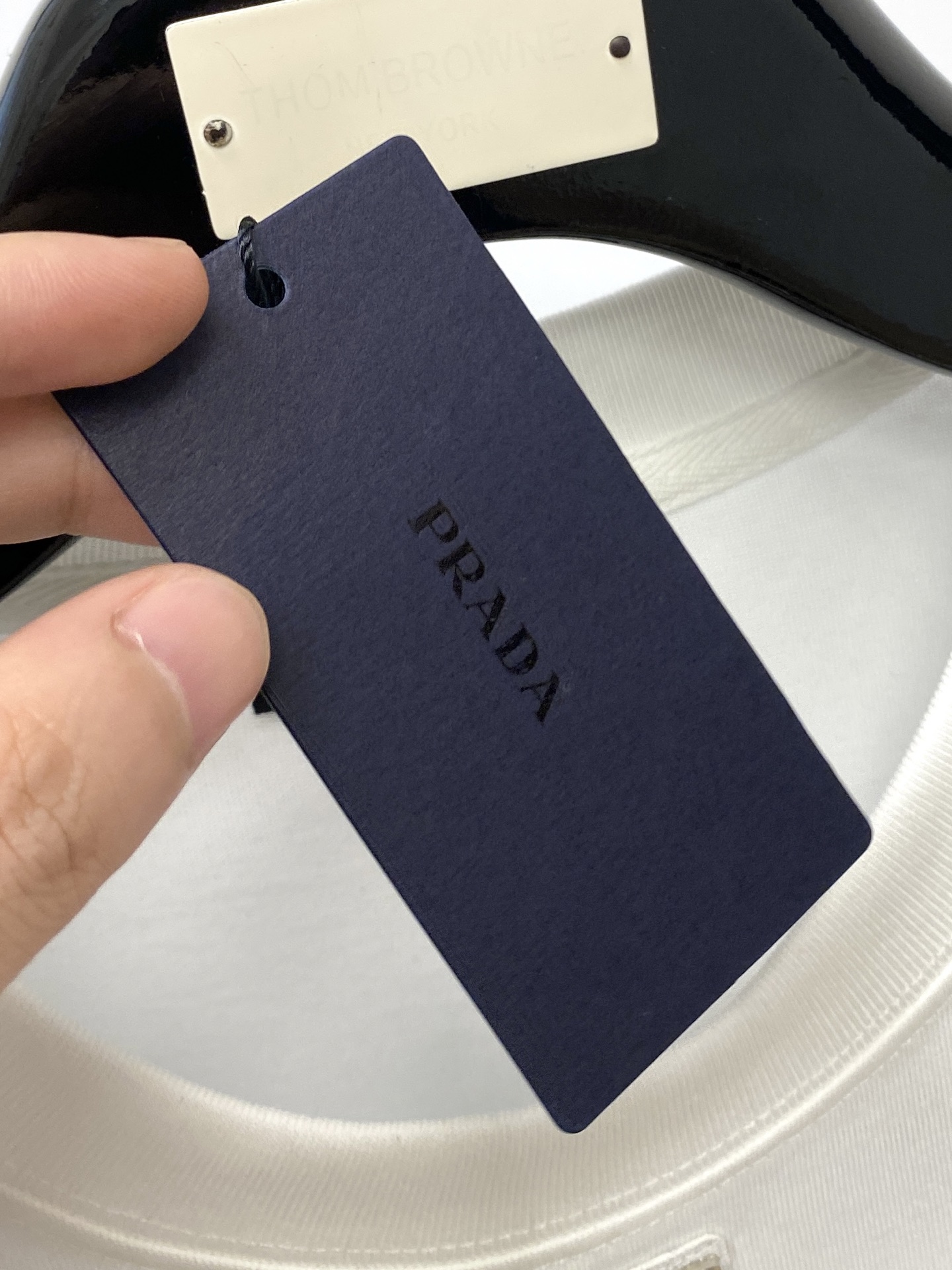 普拉达、2025新品背心T恤🎽，帅气时尚，胸口五金装饰三角标logo，简约百搭款。面料棉 不仅挺括，保持