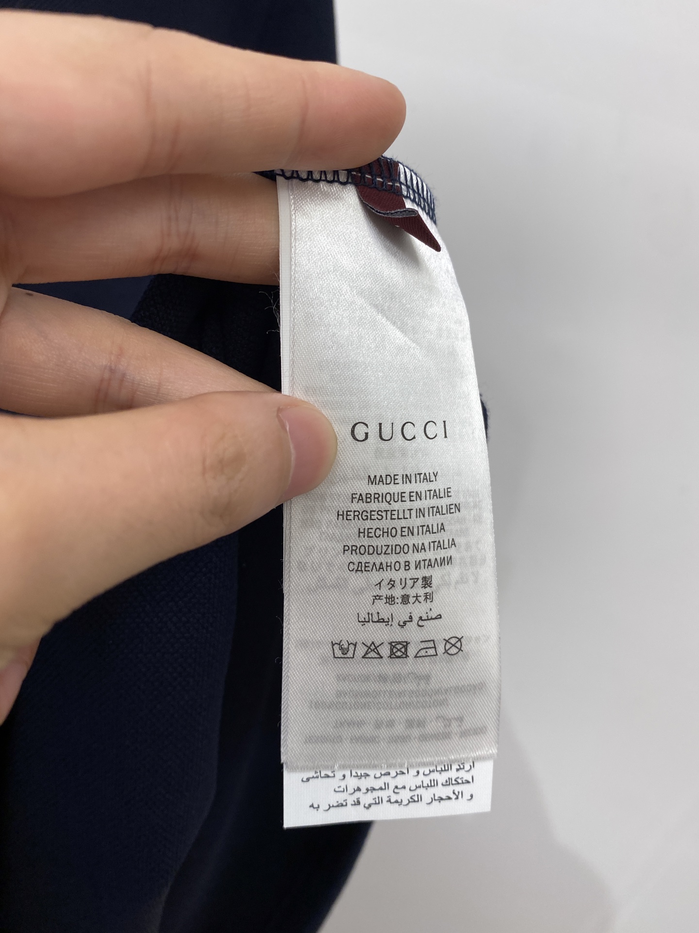 ￼ 古奇、2025最新款短袖T恤，帅气时尚，原版辅料logo，简约百搭款。面料棉 不仅挺括，保持潮流的廓
