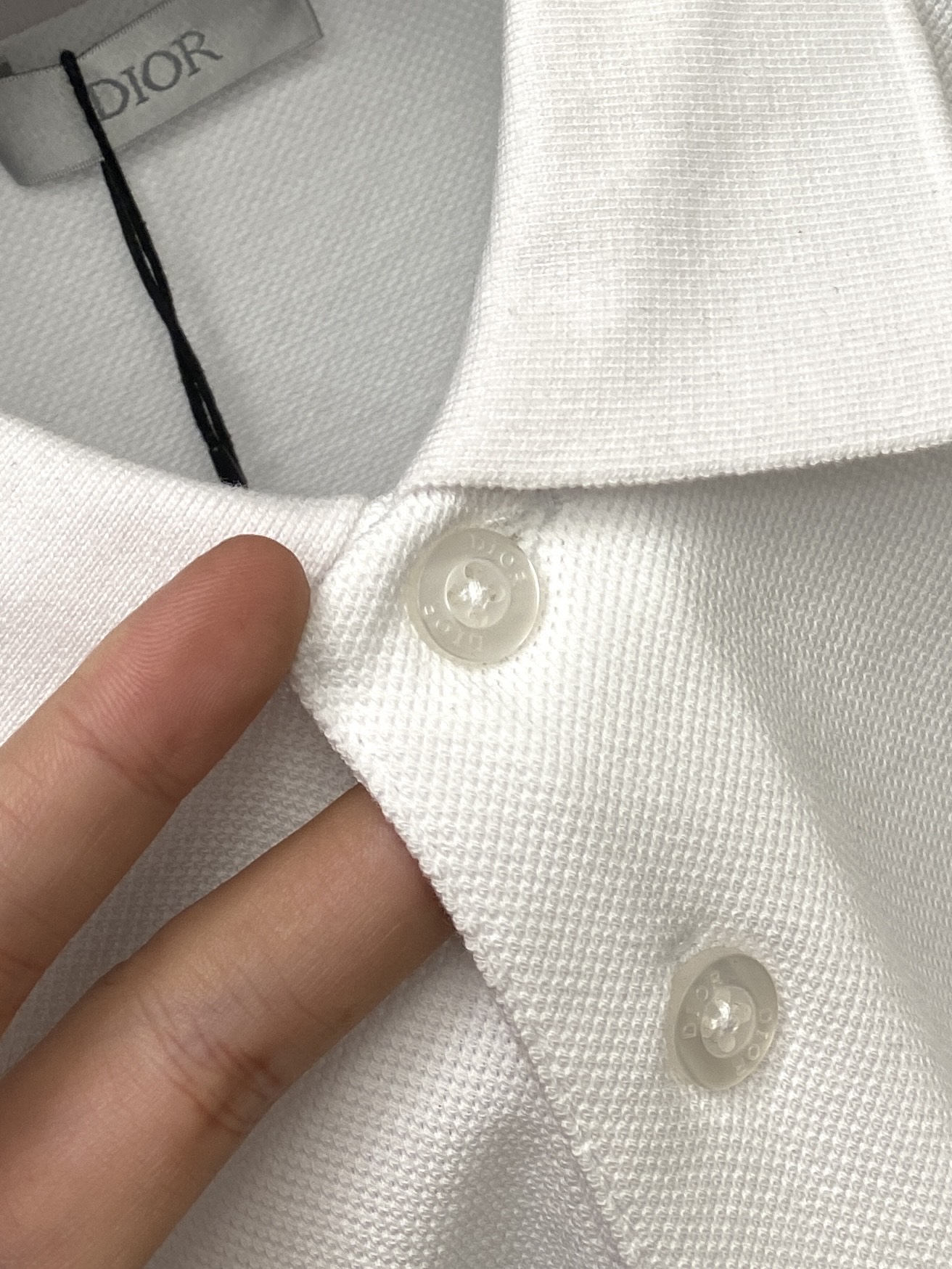 迪奥、2025最新款短袖T恤，帅气时尚，胸前精致刺绣字母logo，简约百搭款。面料棉 不仅挺括，保持潮流