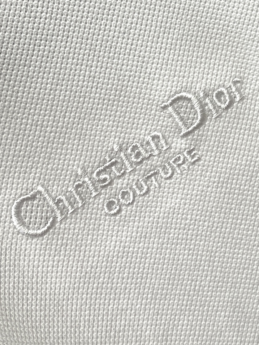 迪奥、2025最新款短袖T恤，帅气时尚，胸前精致刺绣字母logo，简约百搭款。面料棉 不仅挺括，保持潮流
