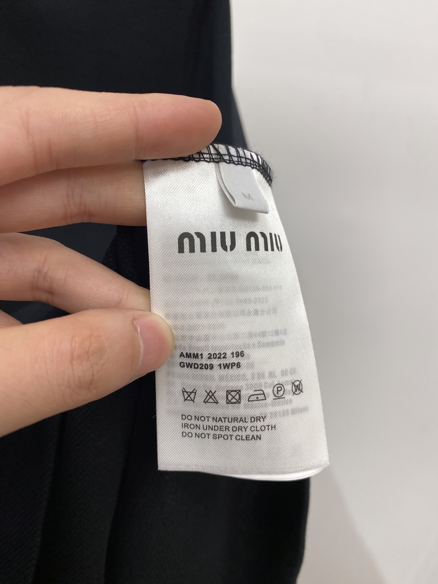miumiu、2025最新款短袖T恤，帅气时尚，胸前精致刺绣字母logo，简约百搭款。面料棉 不仅挺括，